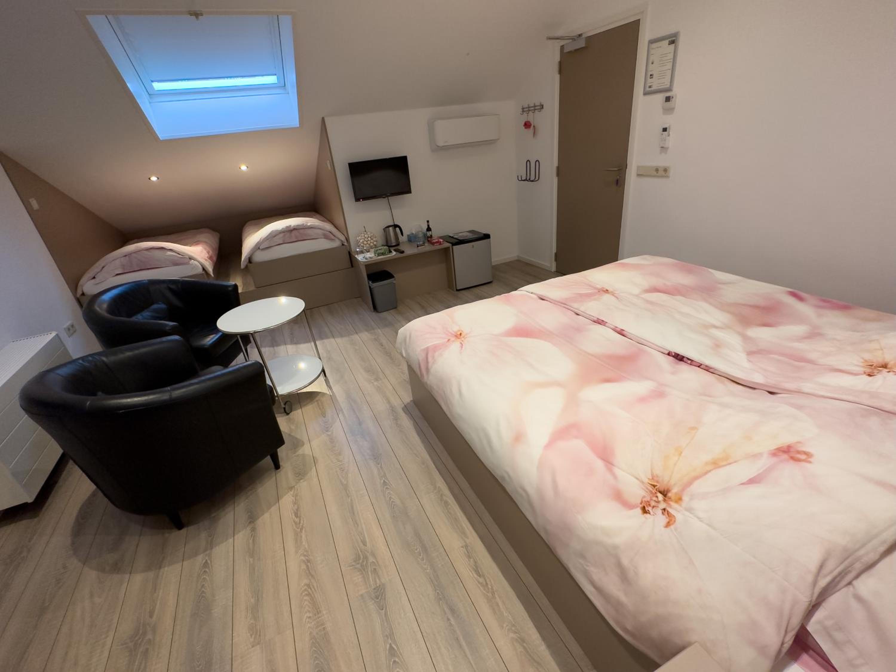 Quadruple Room with Bathroom photo 2