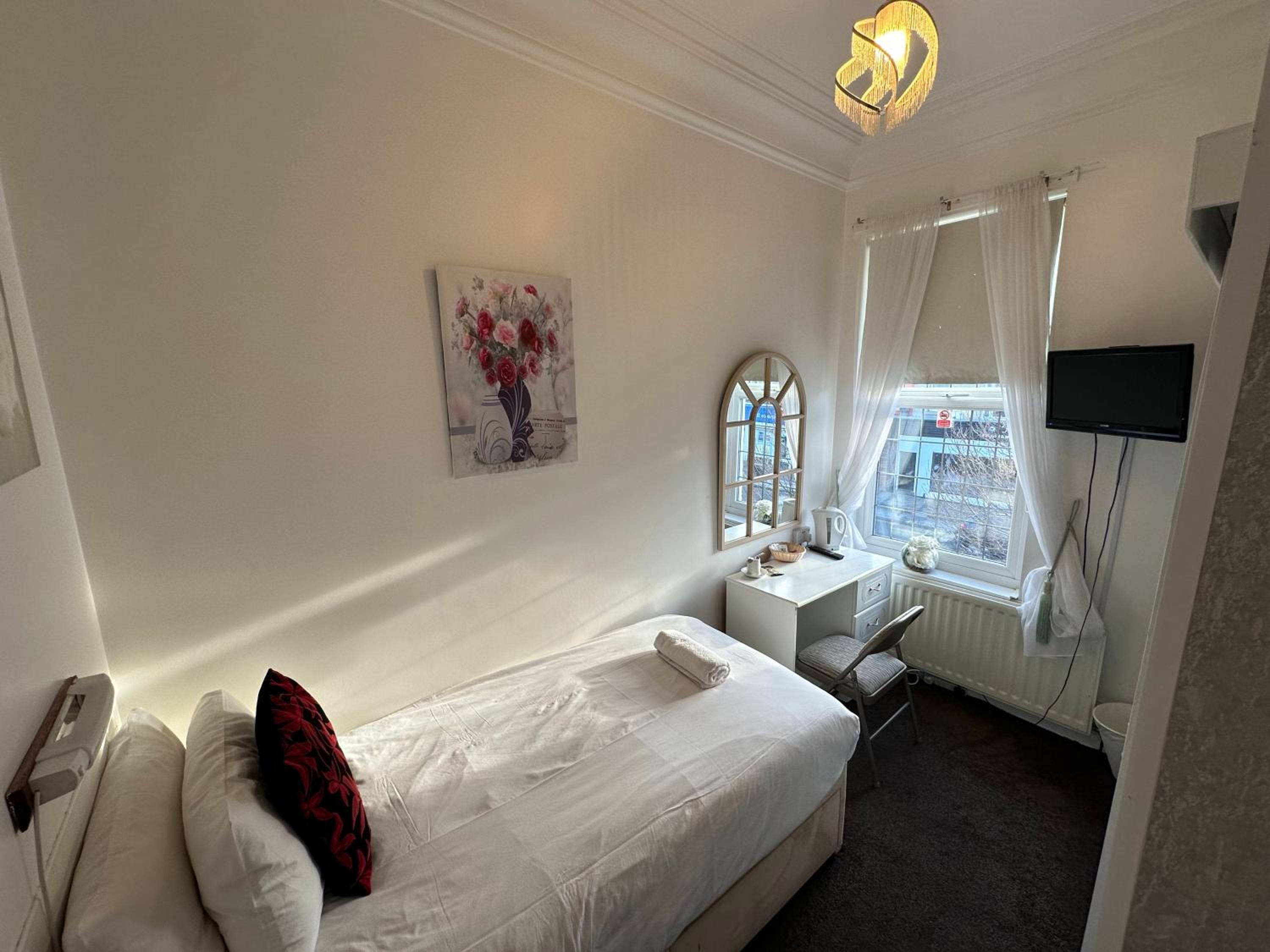 Single Room with Private Bathroom photo 1