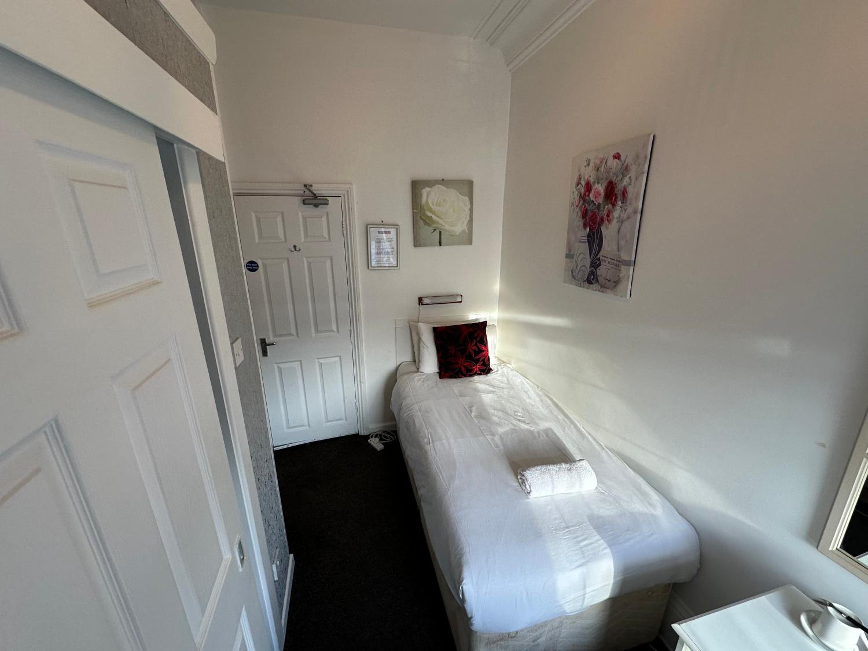 Single Room with Private Bathroom photo 3
