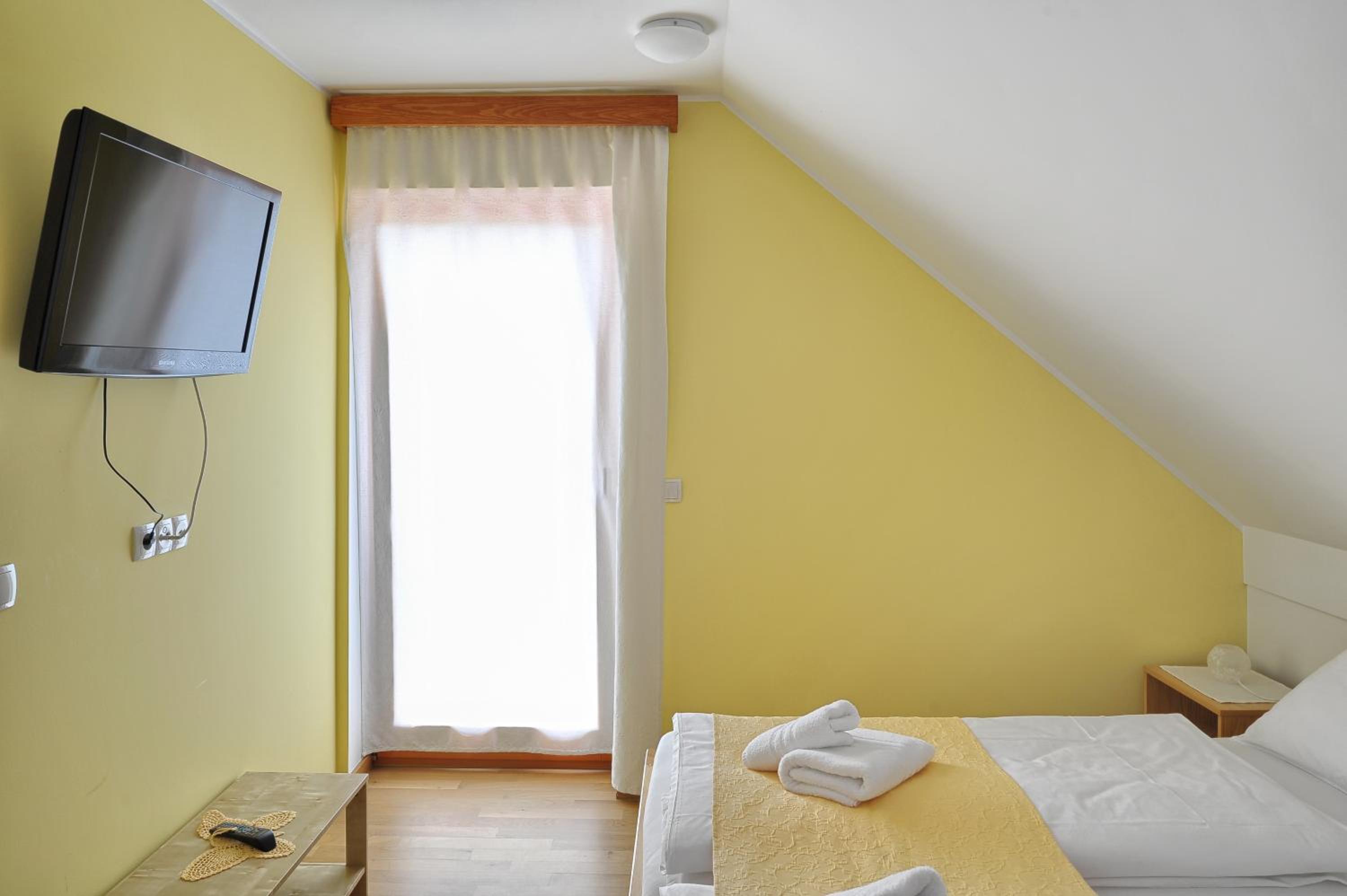 Double Room with Balcony - Photo 7