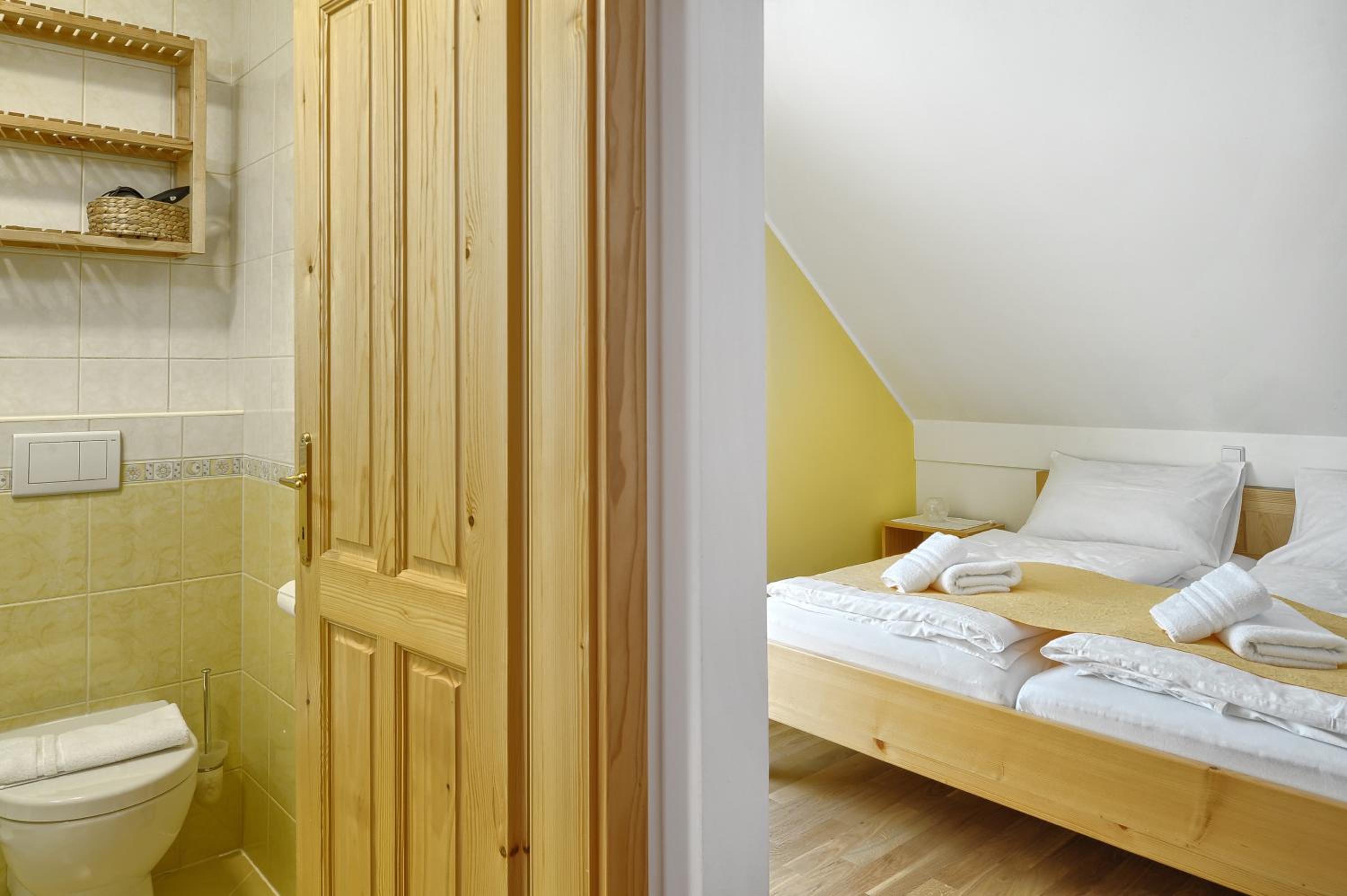 Double Room with Balcony - Photo 8