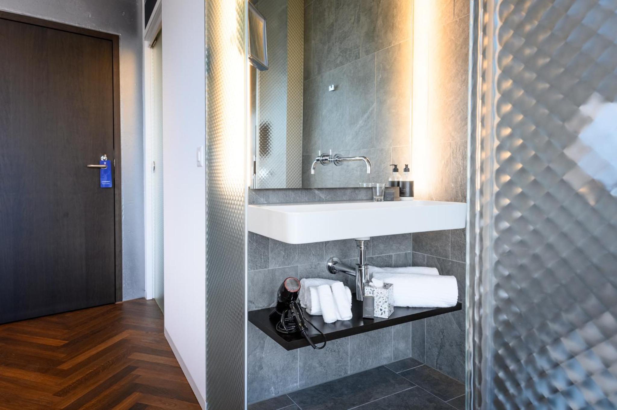 Deluxe Room with Lake View - Photo 7