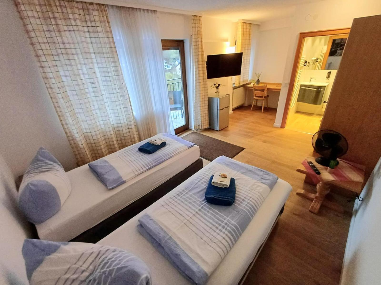 Double or Twin Room with shared kitchen photo 2