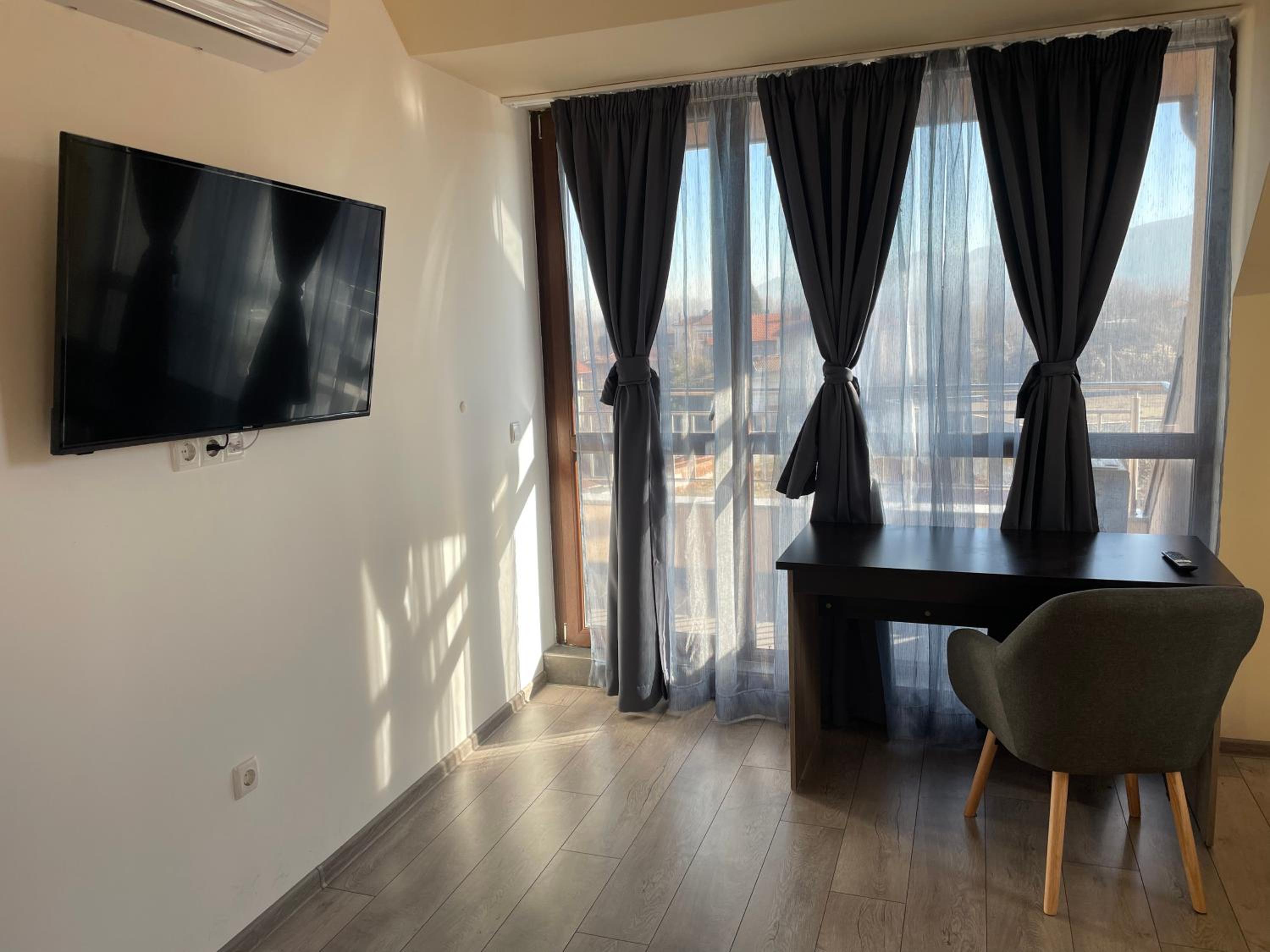 Studio with Mountain View