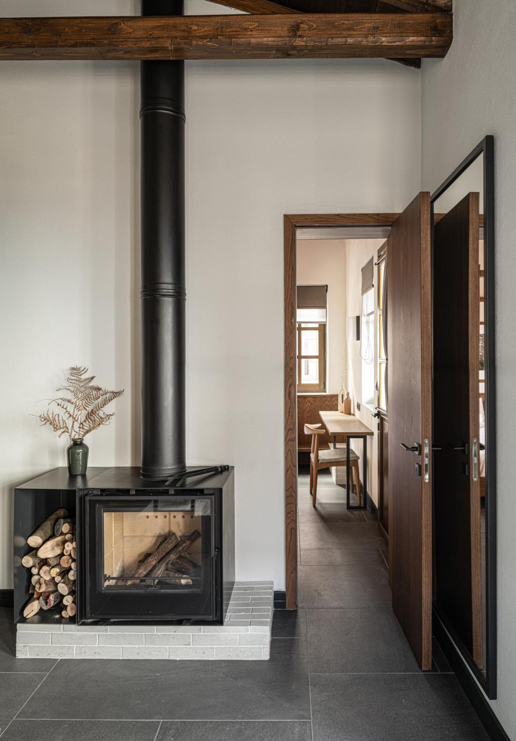 Two Bedroom Suite with Fireplace - Mountain & Sea View - Photo 10