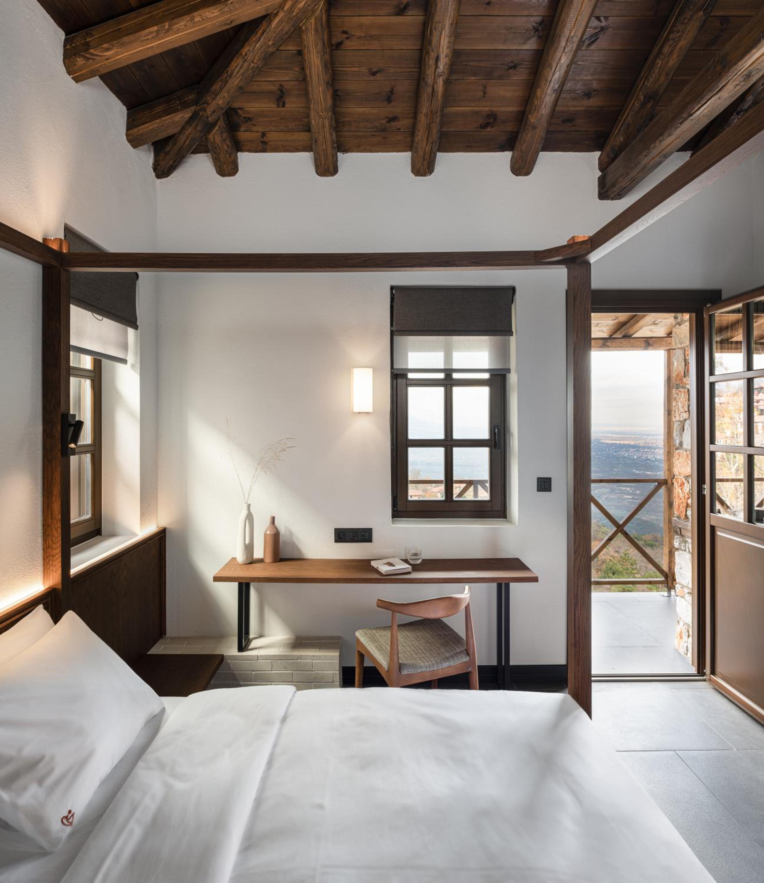Two Bedroom Suite with Fireplace - Mountain & Sea View - Photo 1