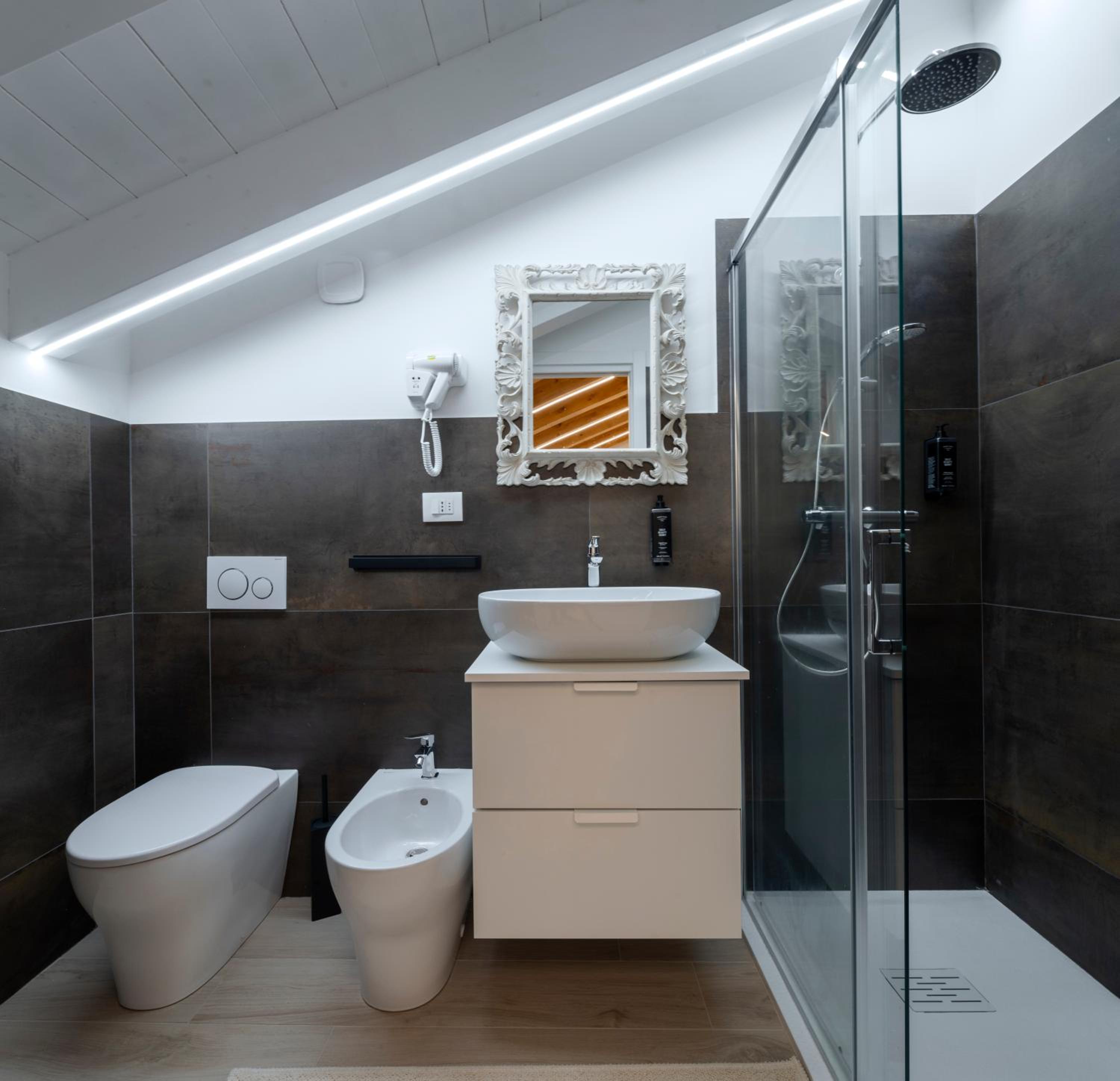 Twin Room with Private Bathroom photo 2