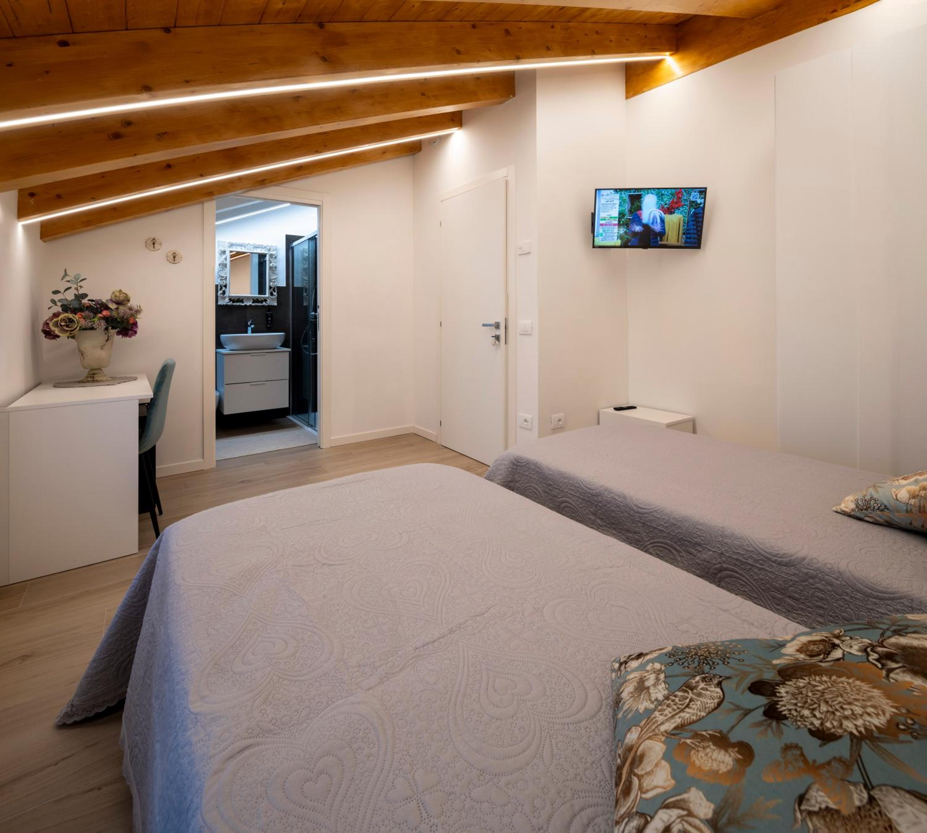 Twin Room with Private Bathroom photo 3