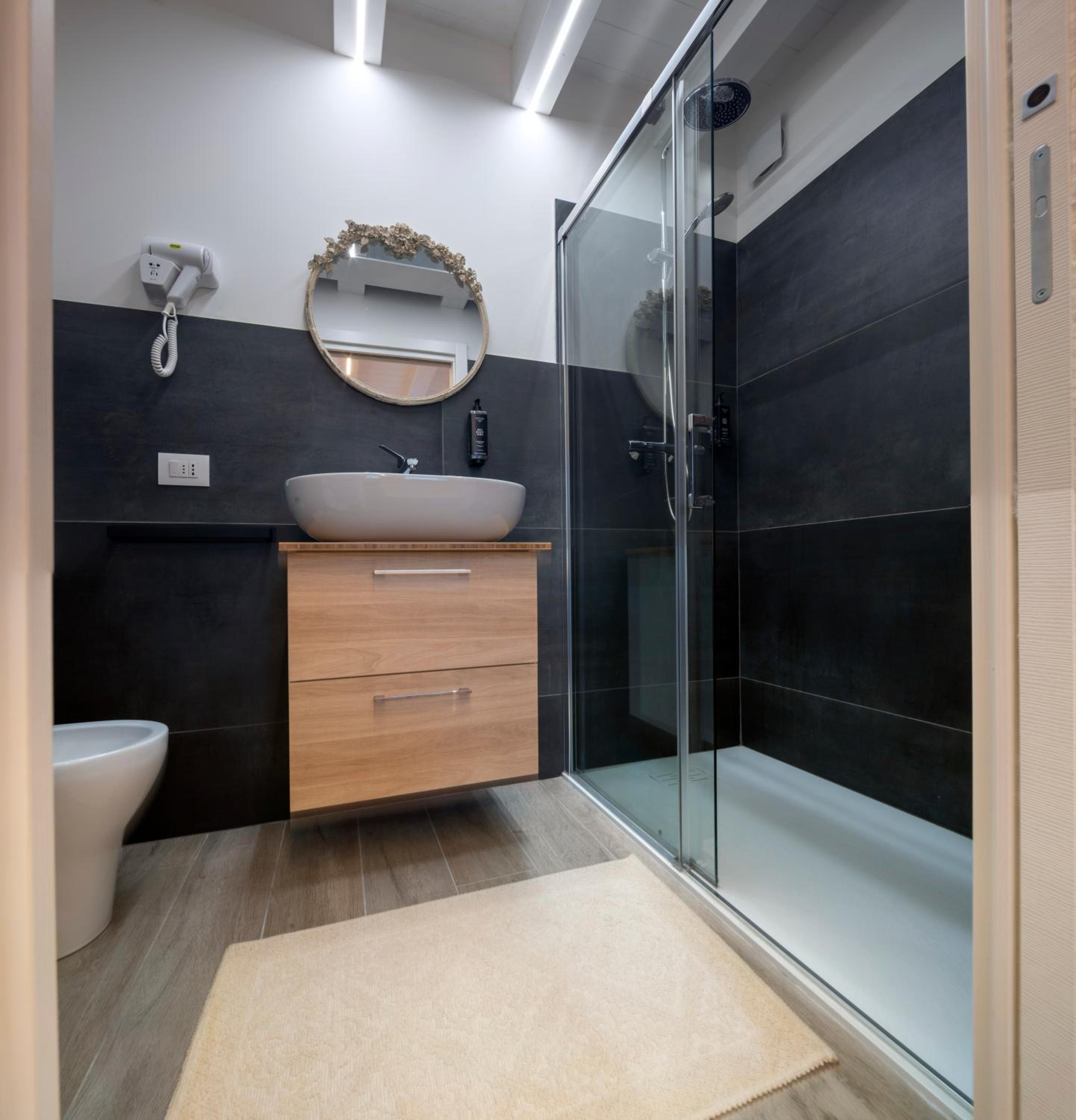 Double or Twin Room with Private Bathroom photo 3