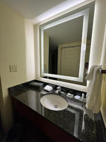 Queen Room with Mobility/Hearing Access - Non-Smoking - Photo 4