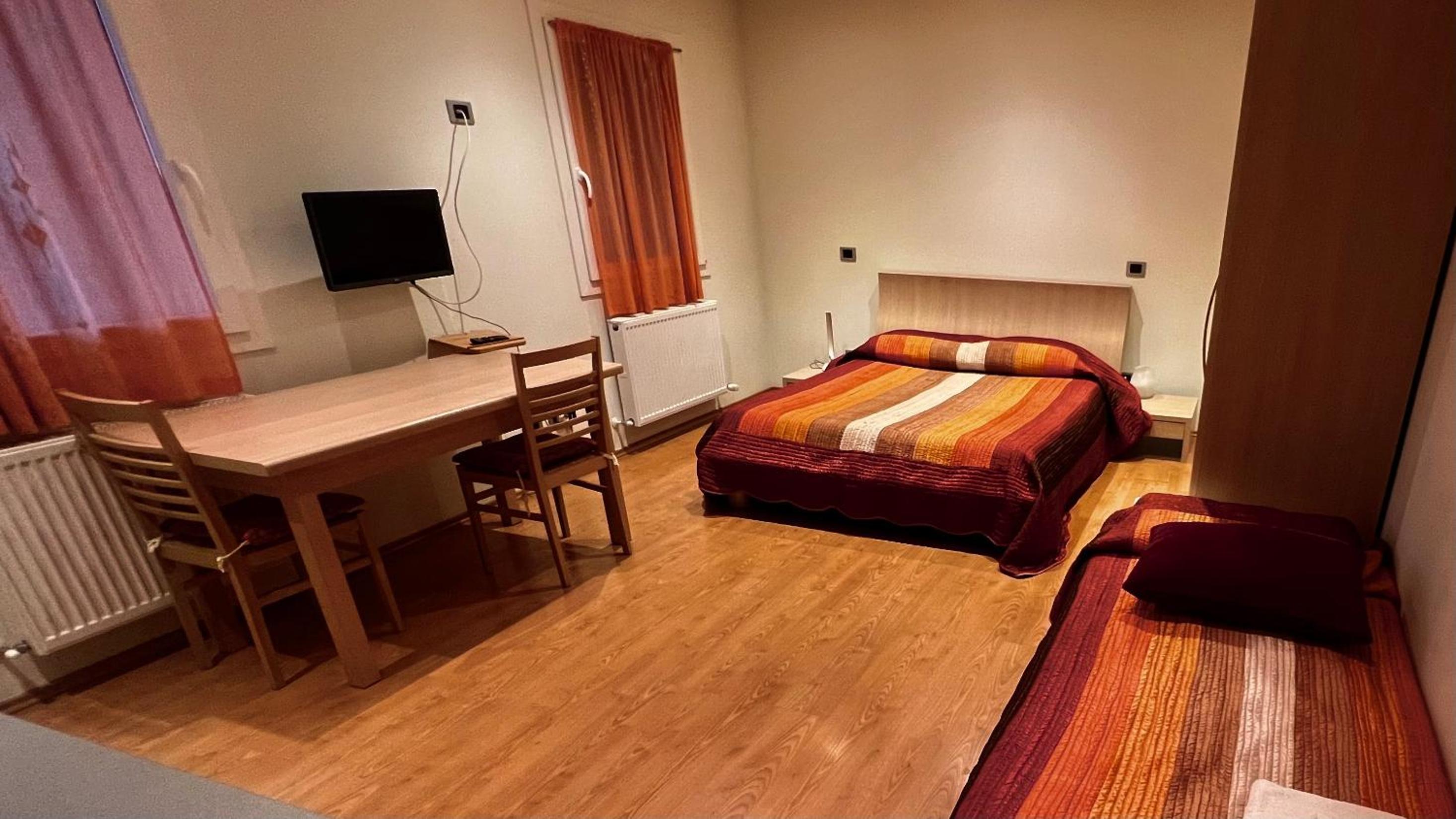 One-Bedroom Apartment - Photo 1