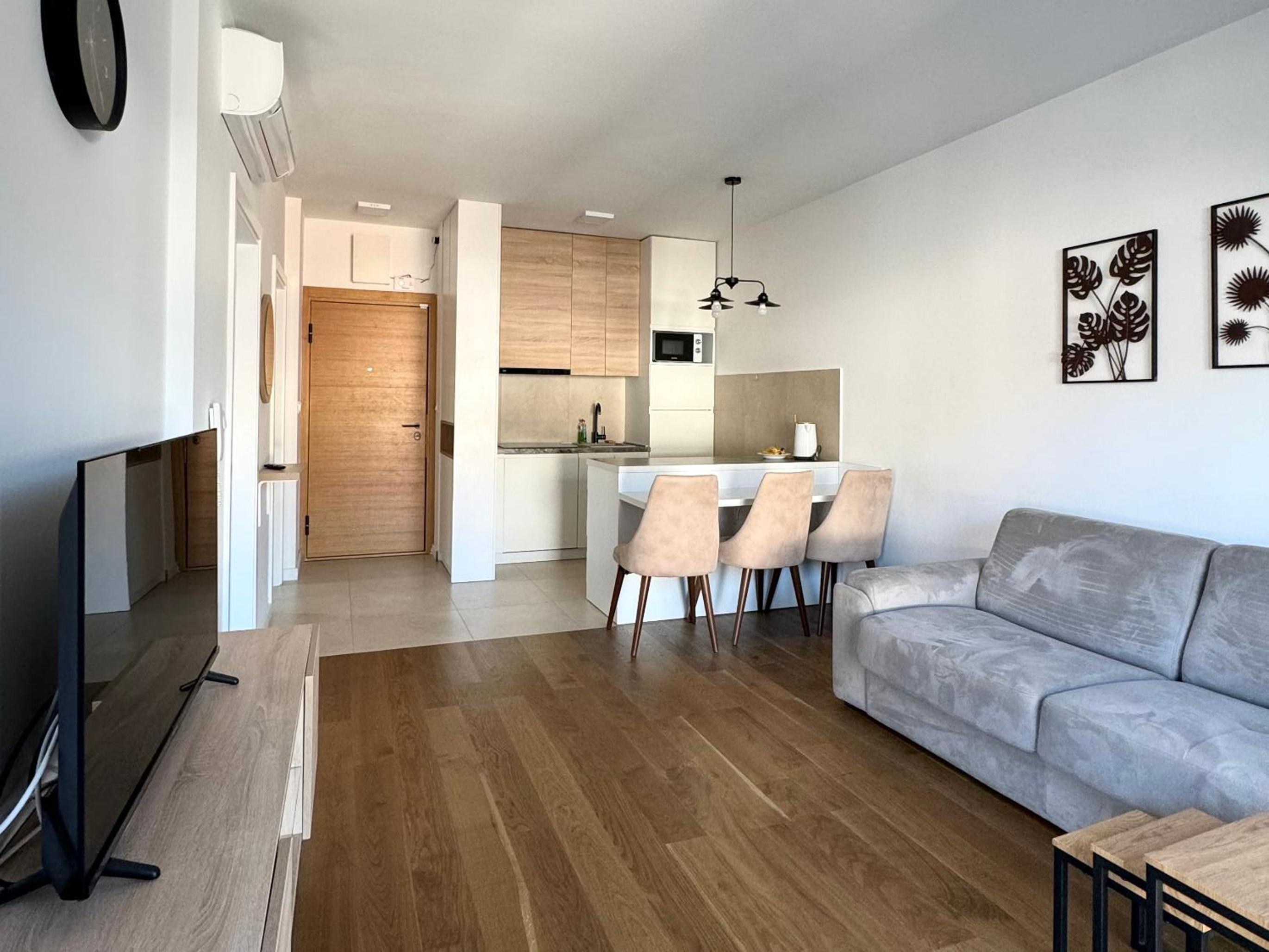 Apartment with Mountain View