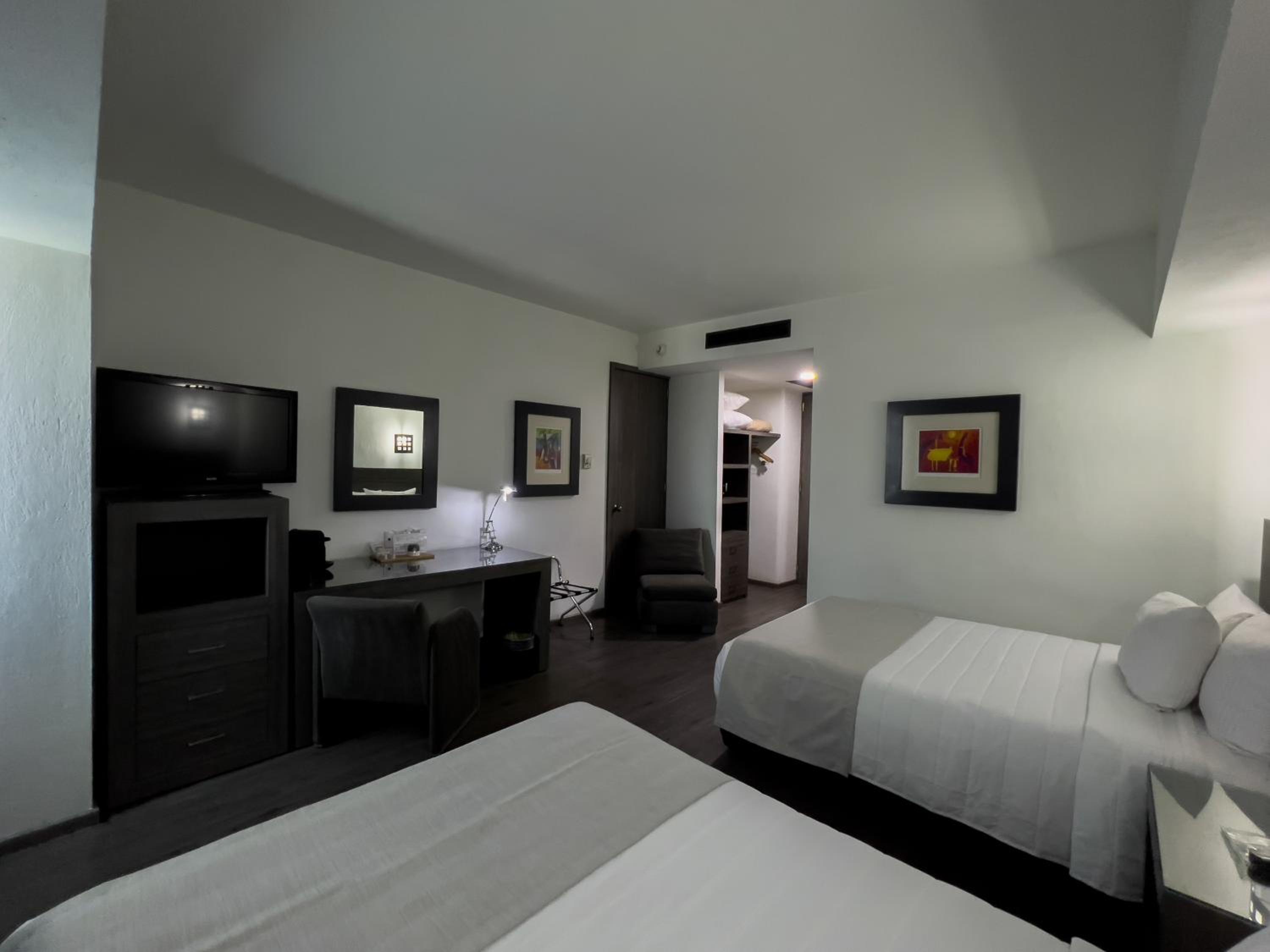 Double Room with Two Double Beds With Street View - Photo 8
