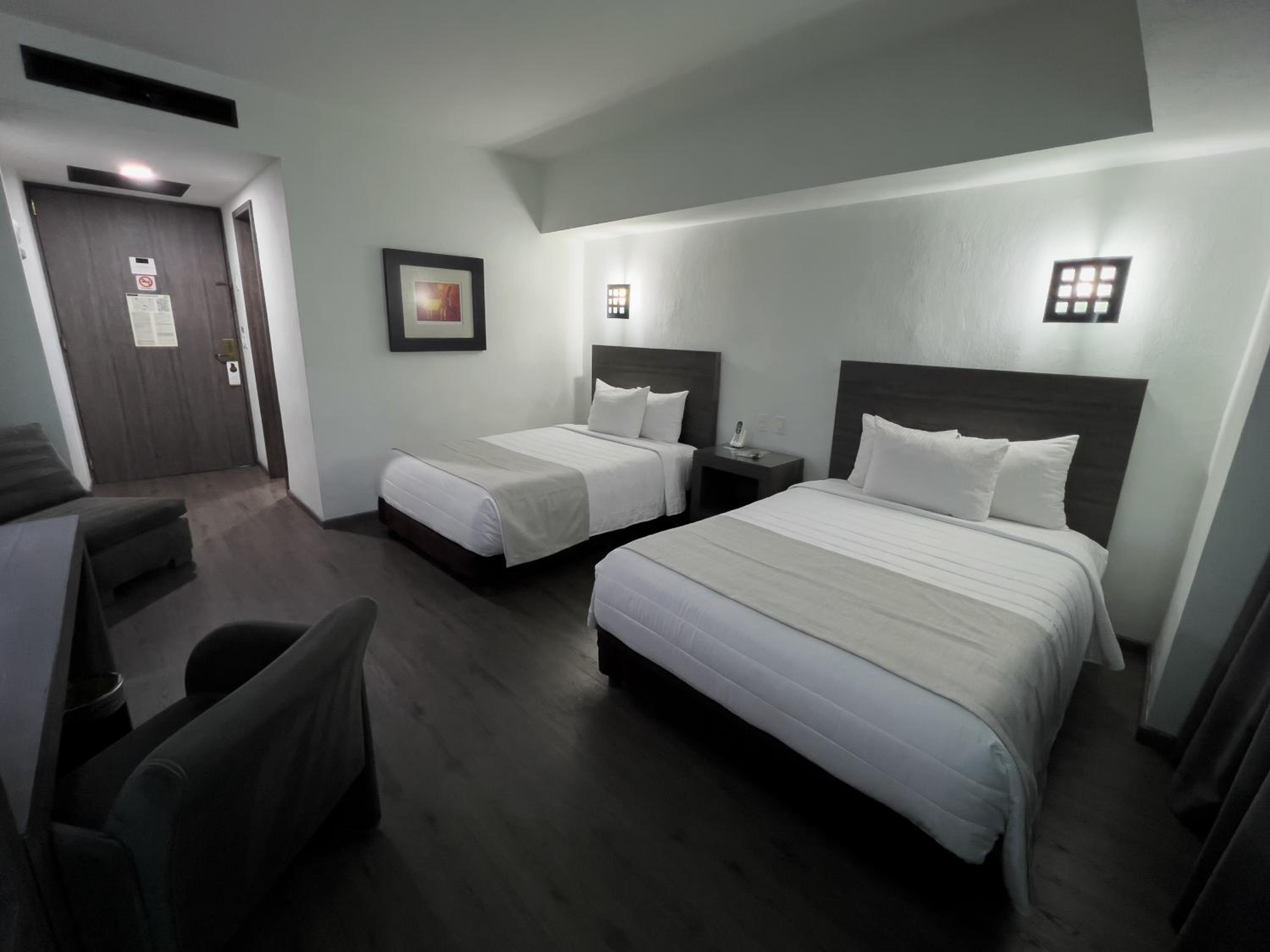 Double Room with Two Double Beds With Street View - Photo 10