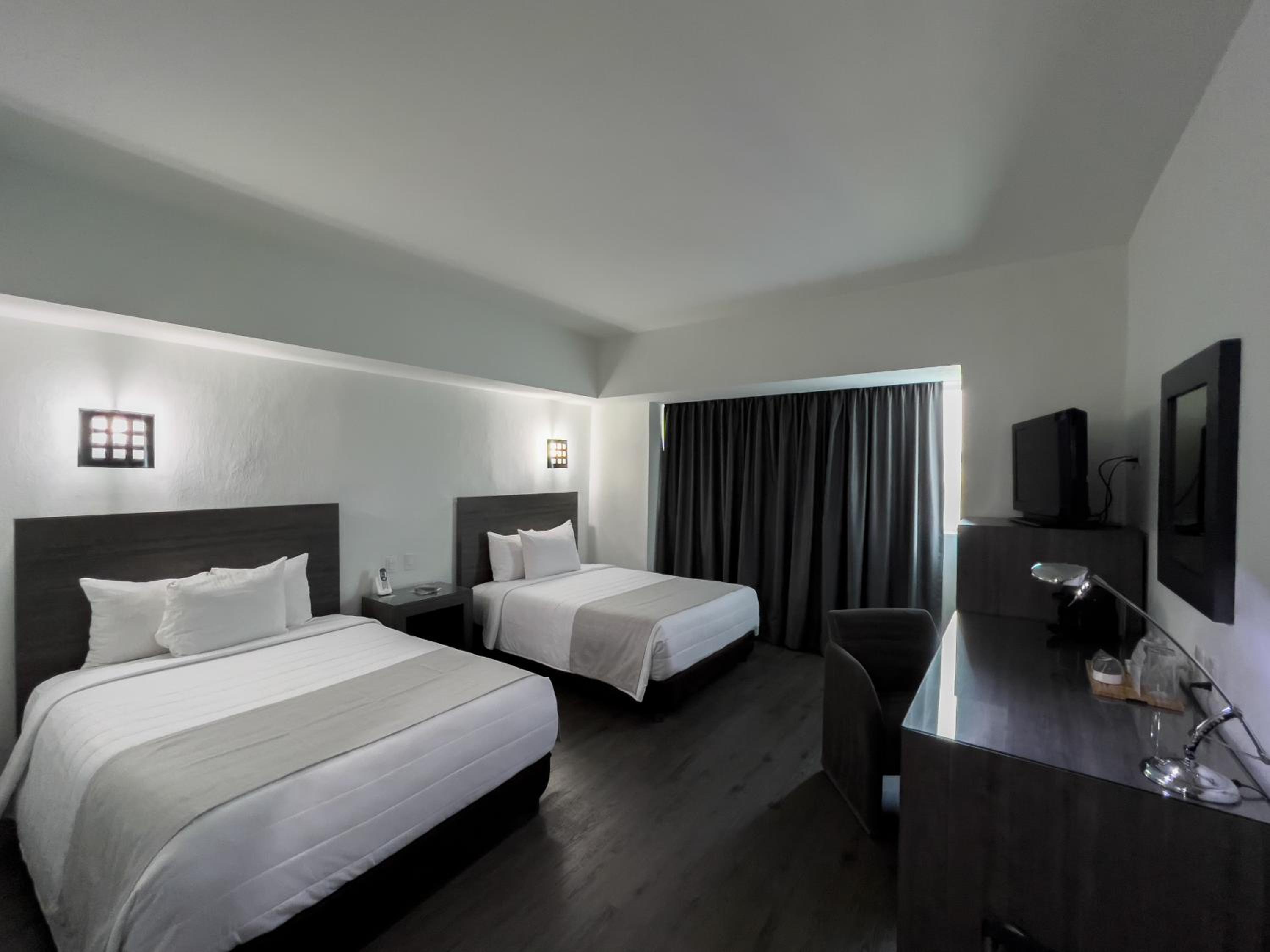 Double Room with Two Double Beds With Street View - Photo 7