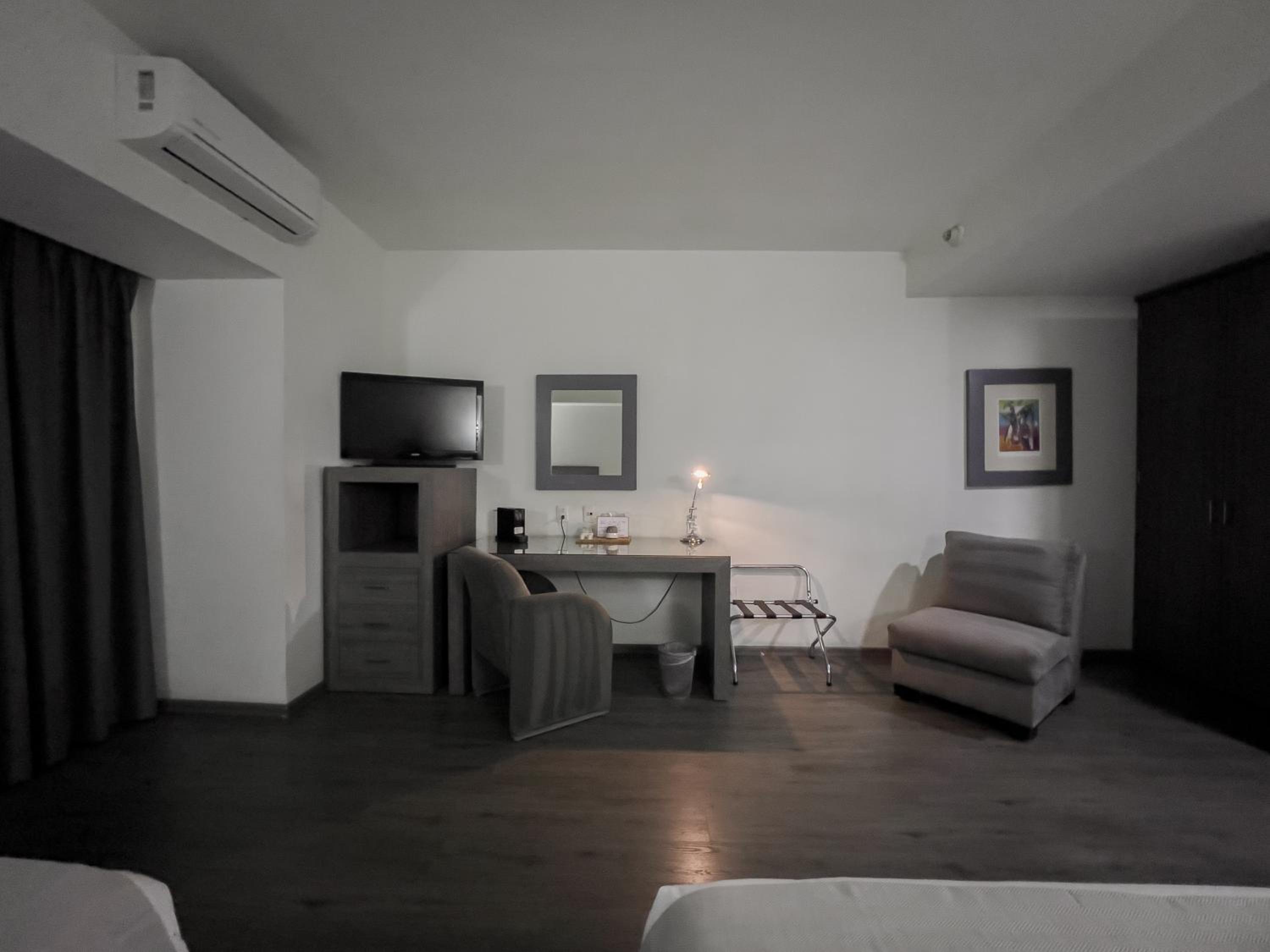 Double Room with Two Double Beds With Street View - Photo 9