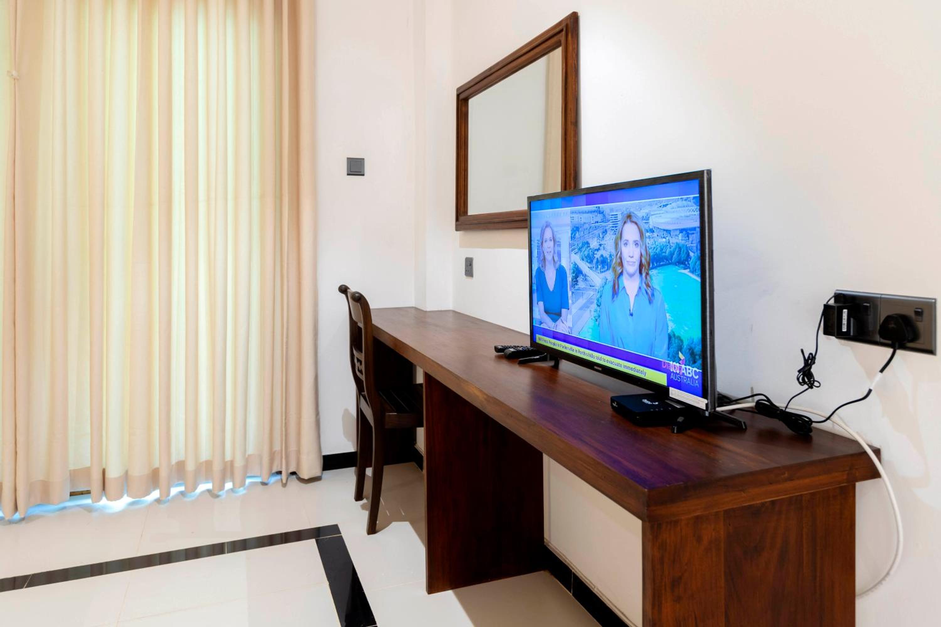 Deluxe King Room - Photo 7