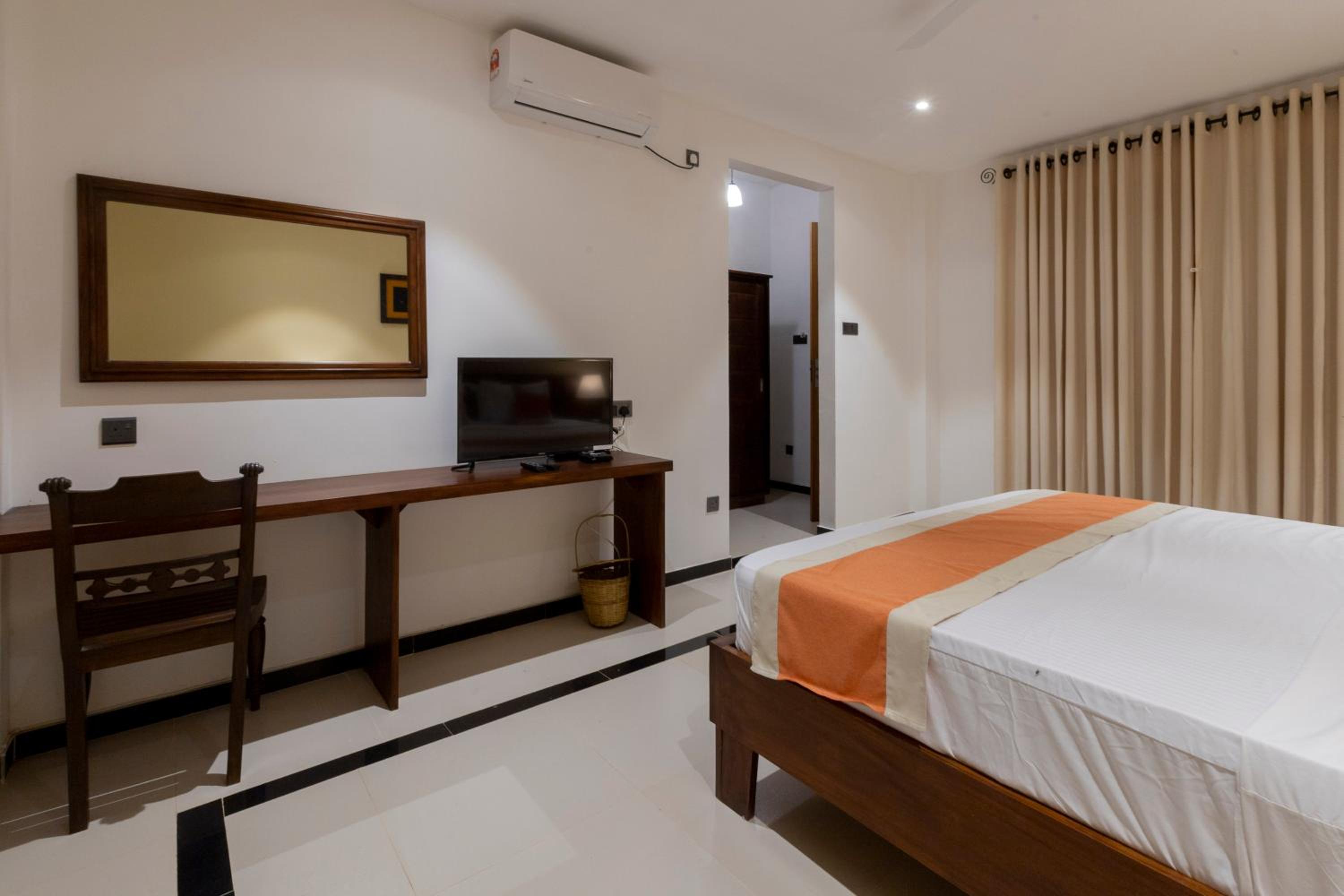 Deluxe King Room - Photo 6
