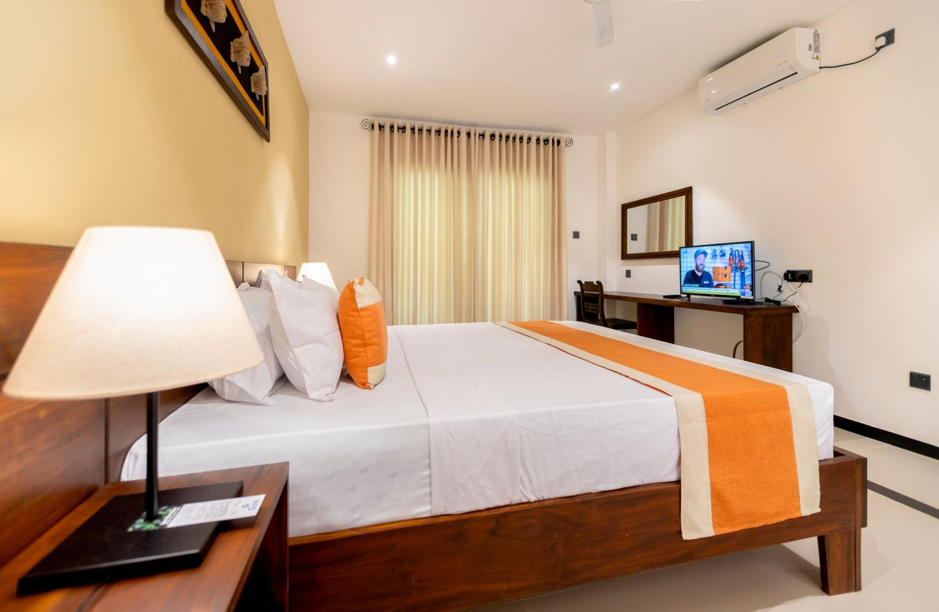 Deluxe King Room - Photo 3