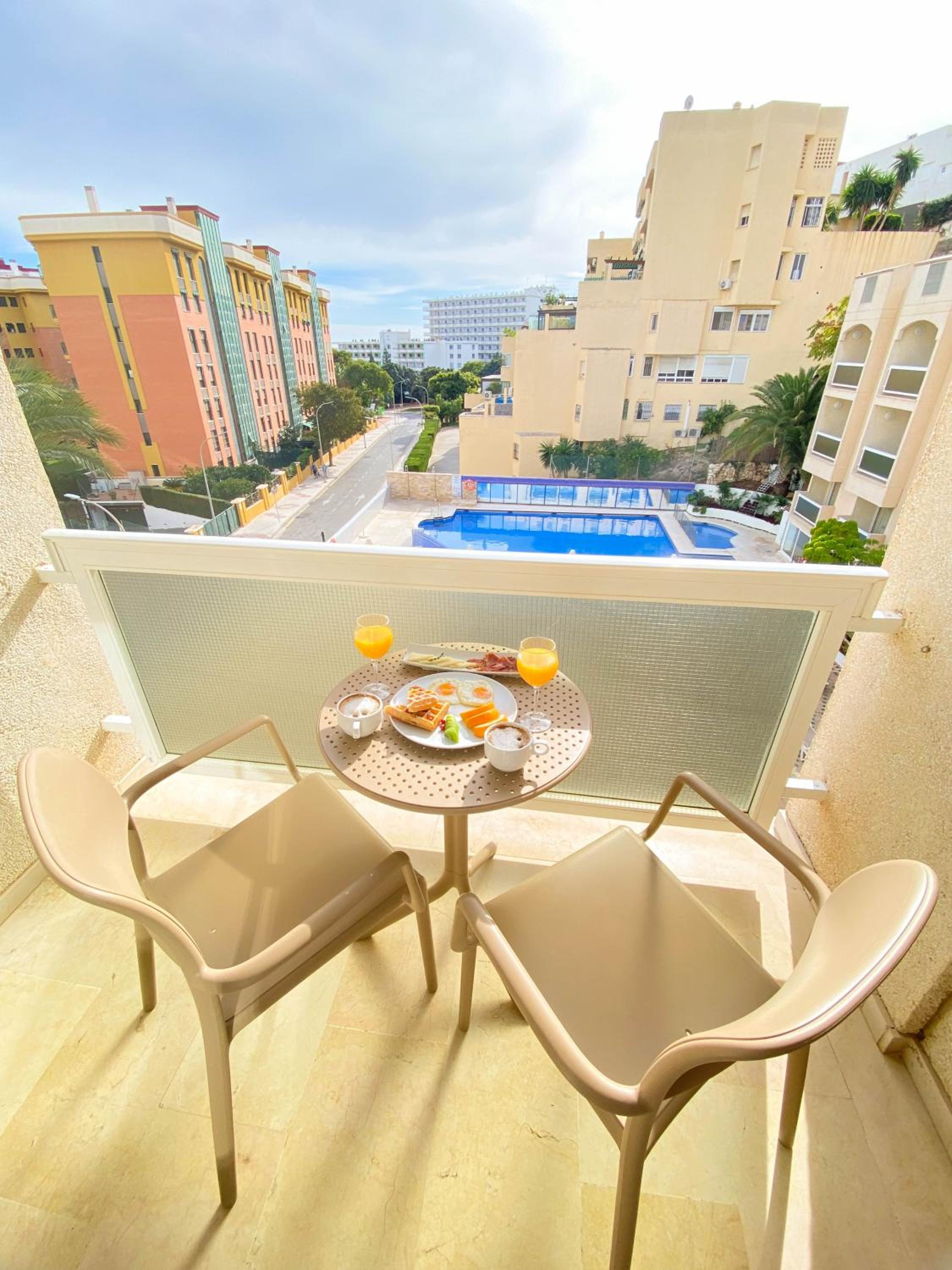 Junior Suite with Pool View - Photo 5