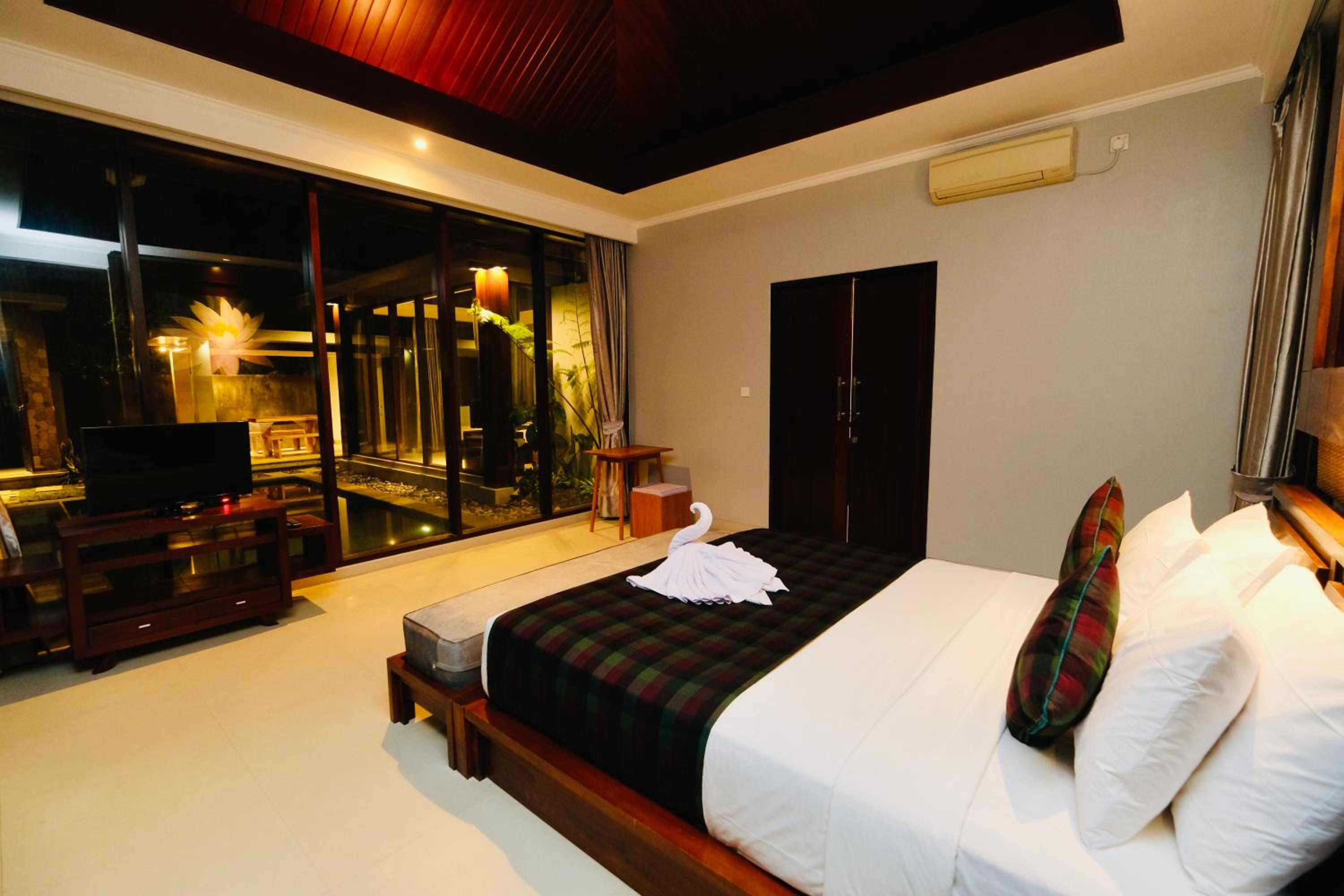 Two-Bedroom Villa - Photo 12