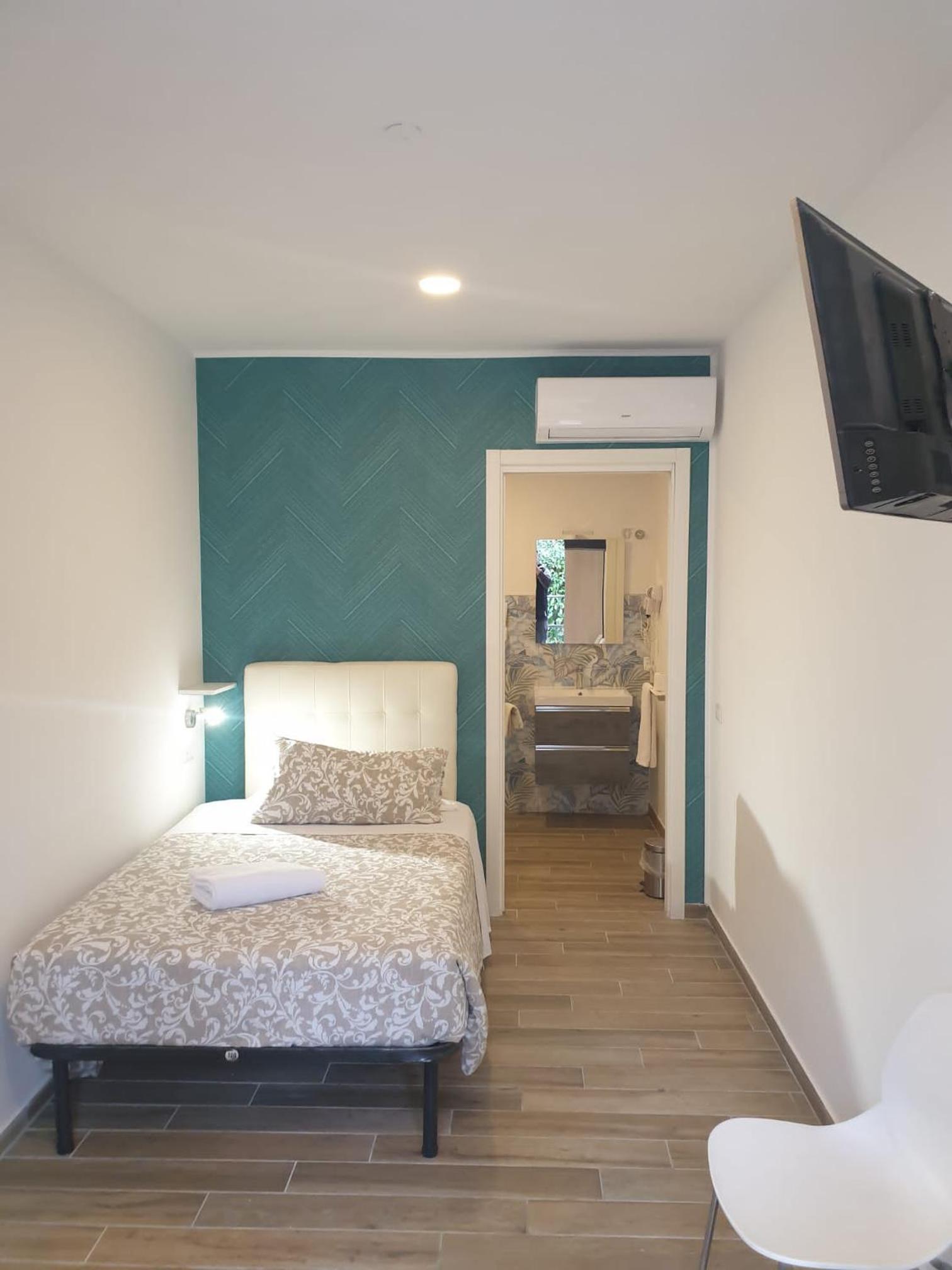 Small Double Room photo 1