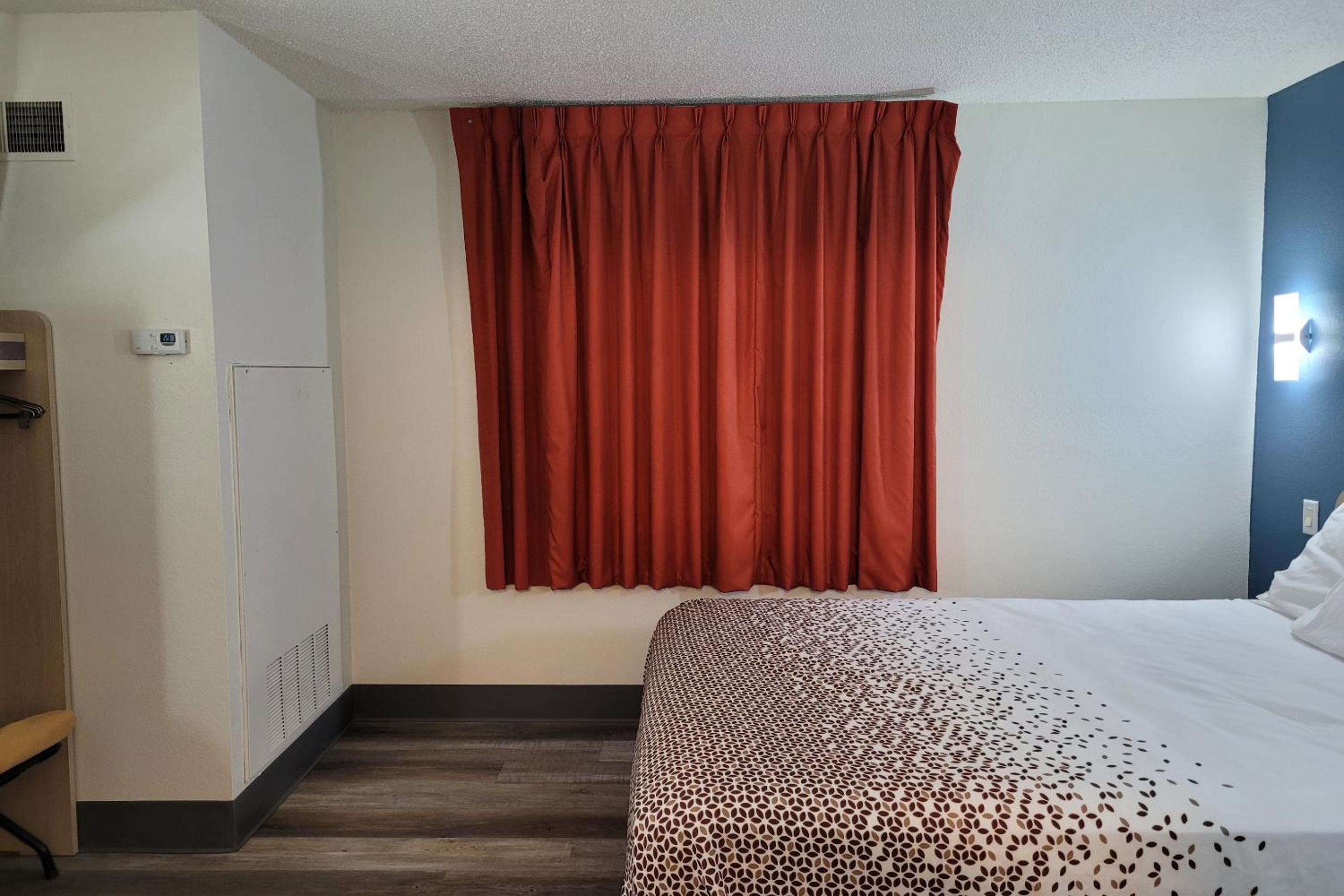 Queen Bed Non-Smoking - Photo 6
