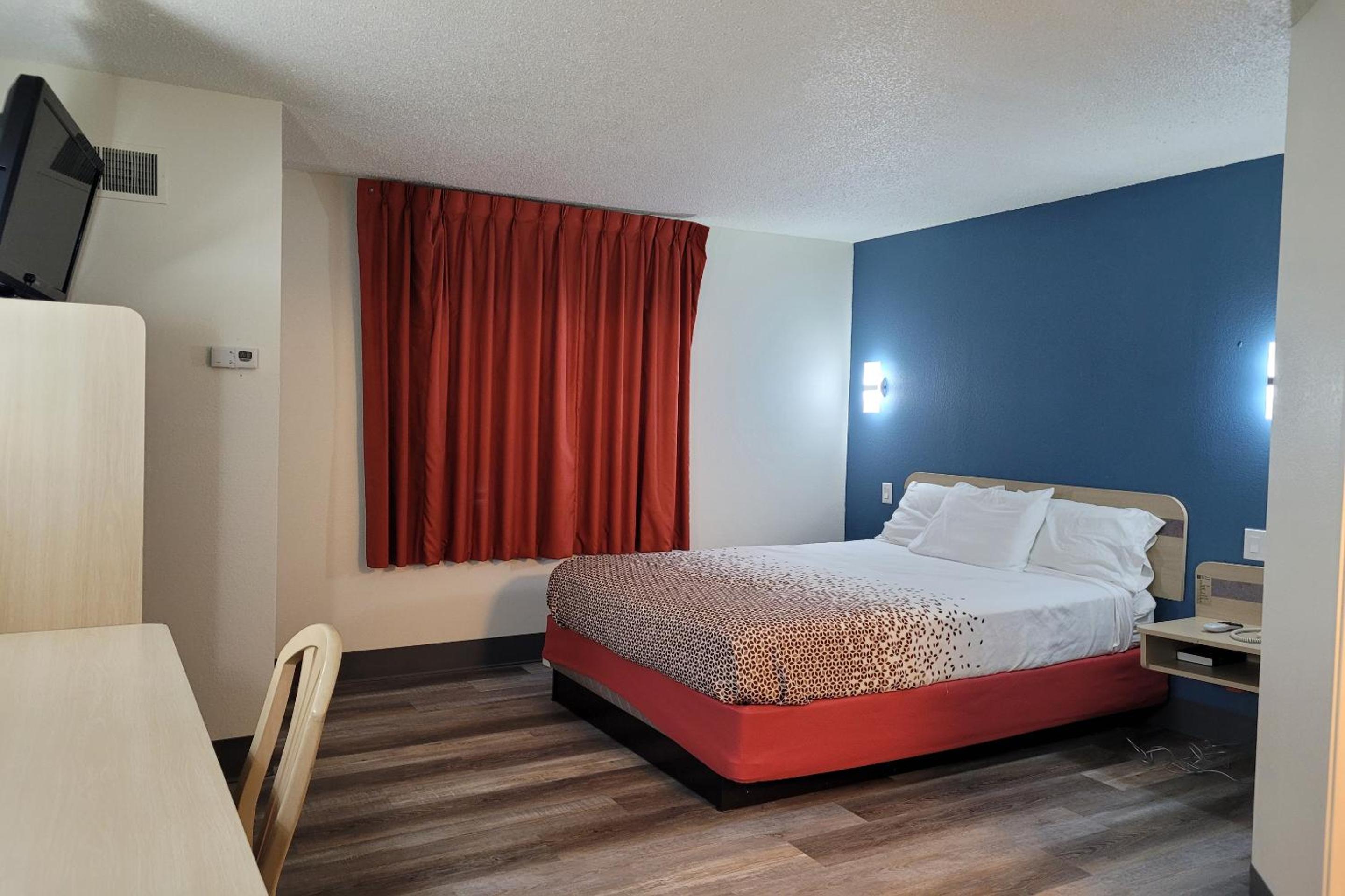 Queen Bed Non-Smoking - Photo 1