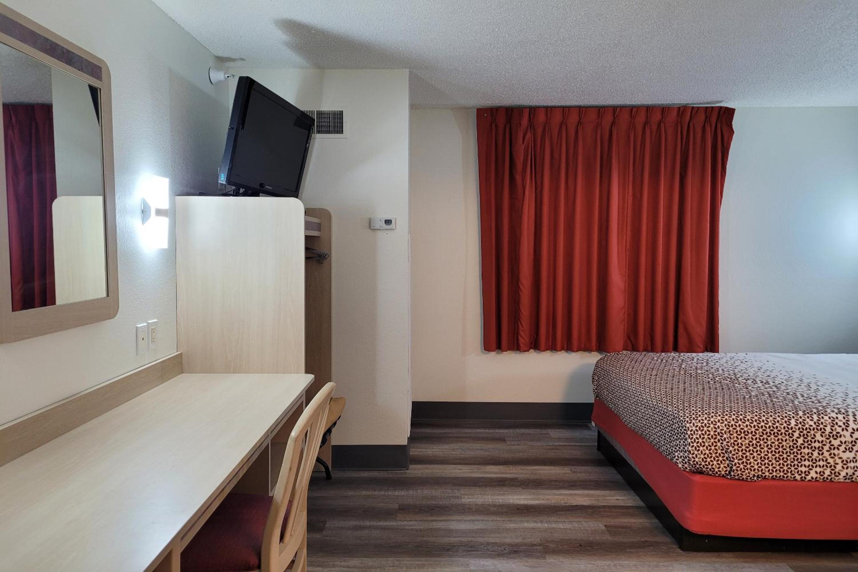 Queen Bed Non-Smoking - Photo 8