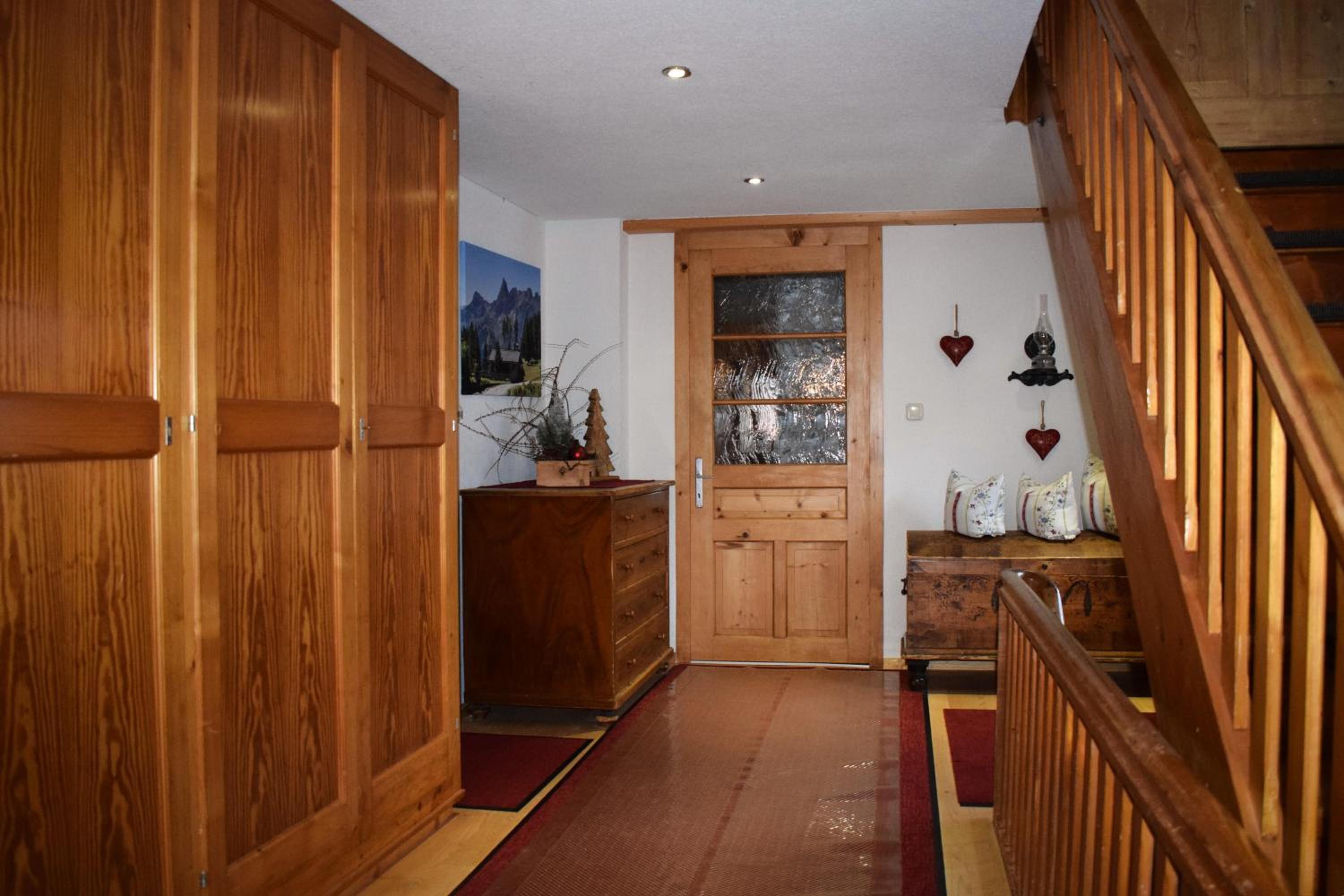 Three-Bedroom Apartment with Shower photo 1