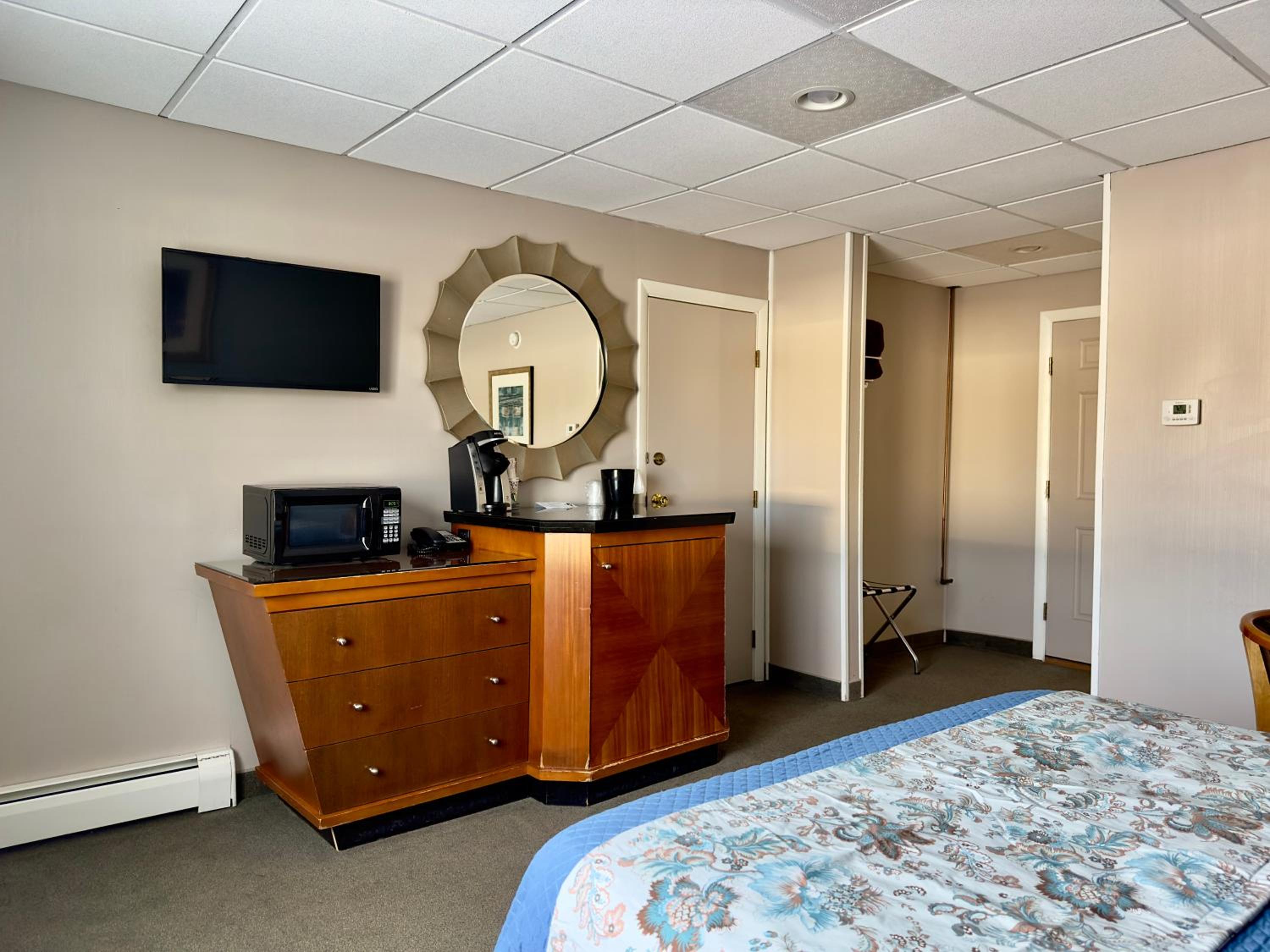 Queen Room photo 2
