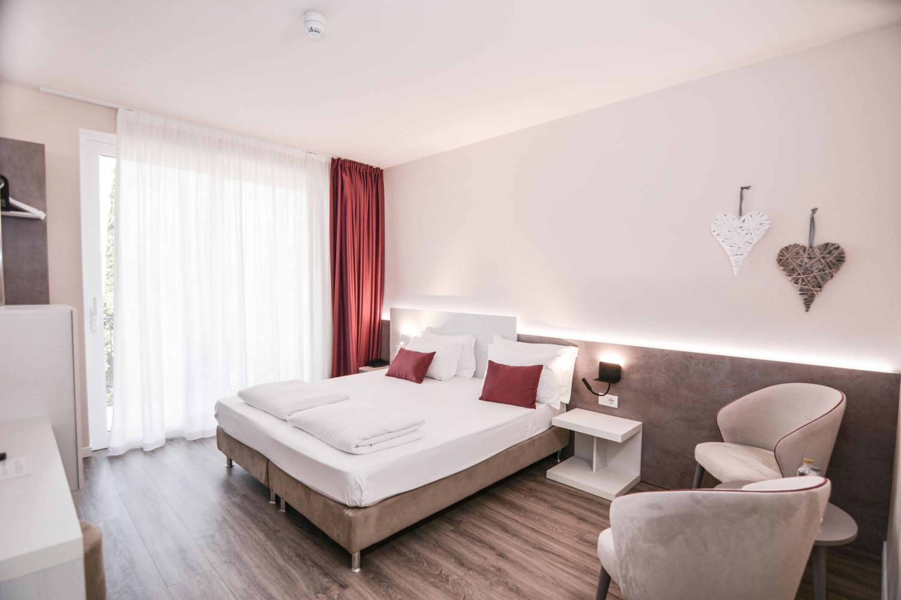 Superior Double Room with Balcony and Lake View
