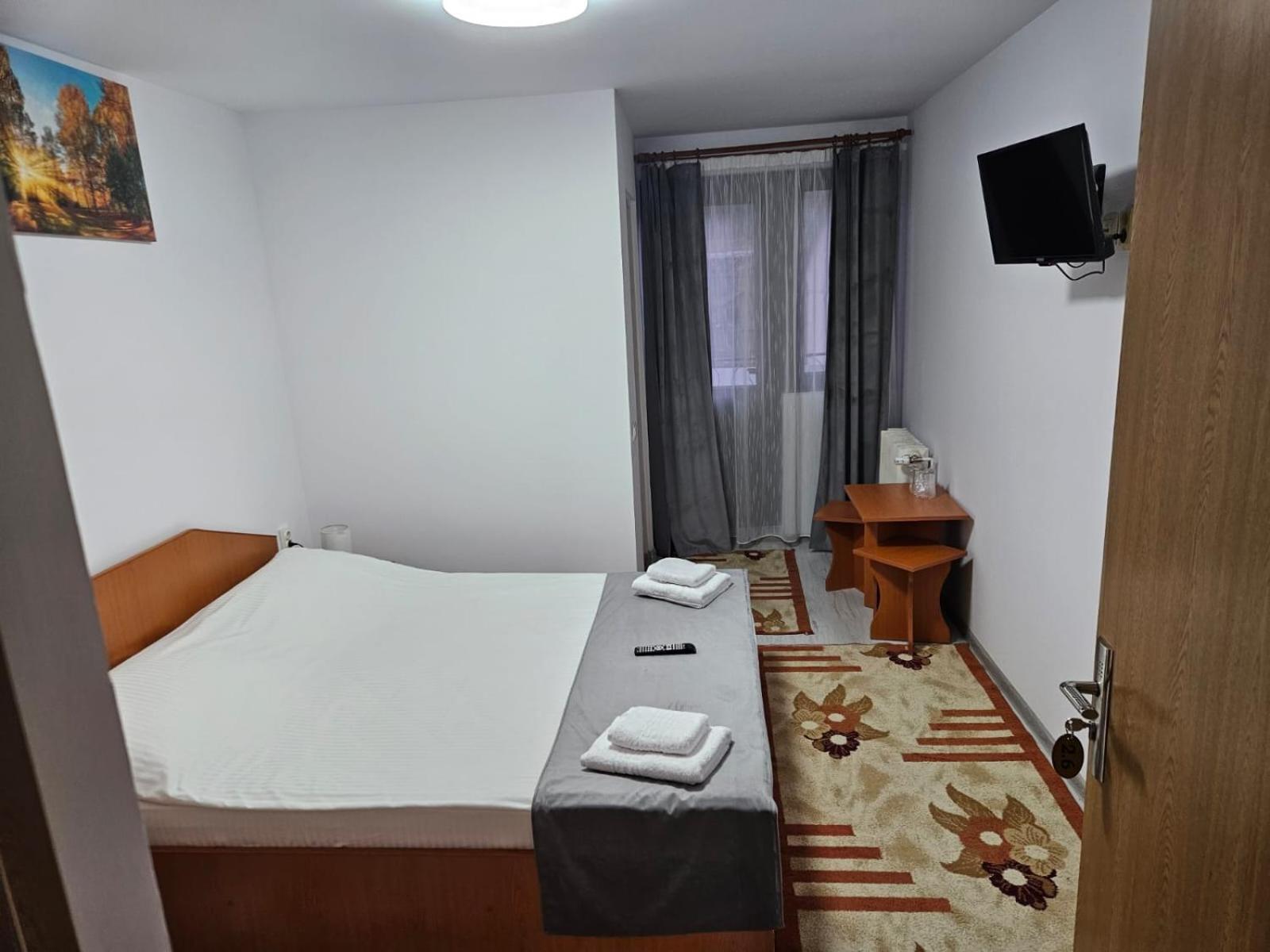 Standard King Room - Photo 13