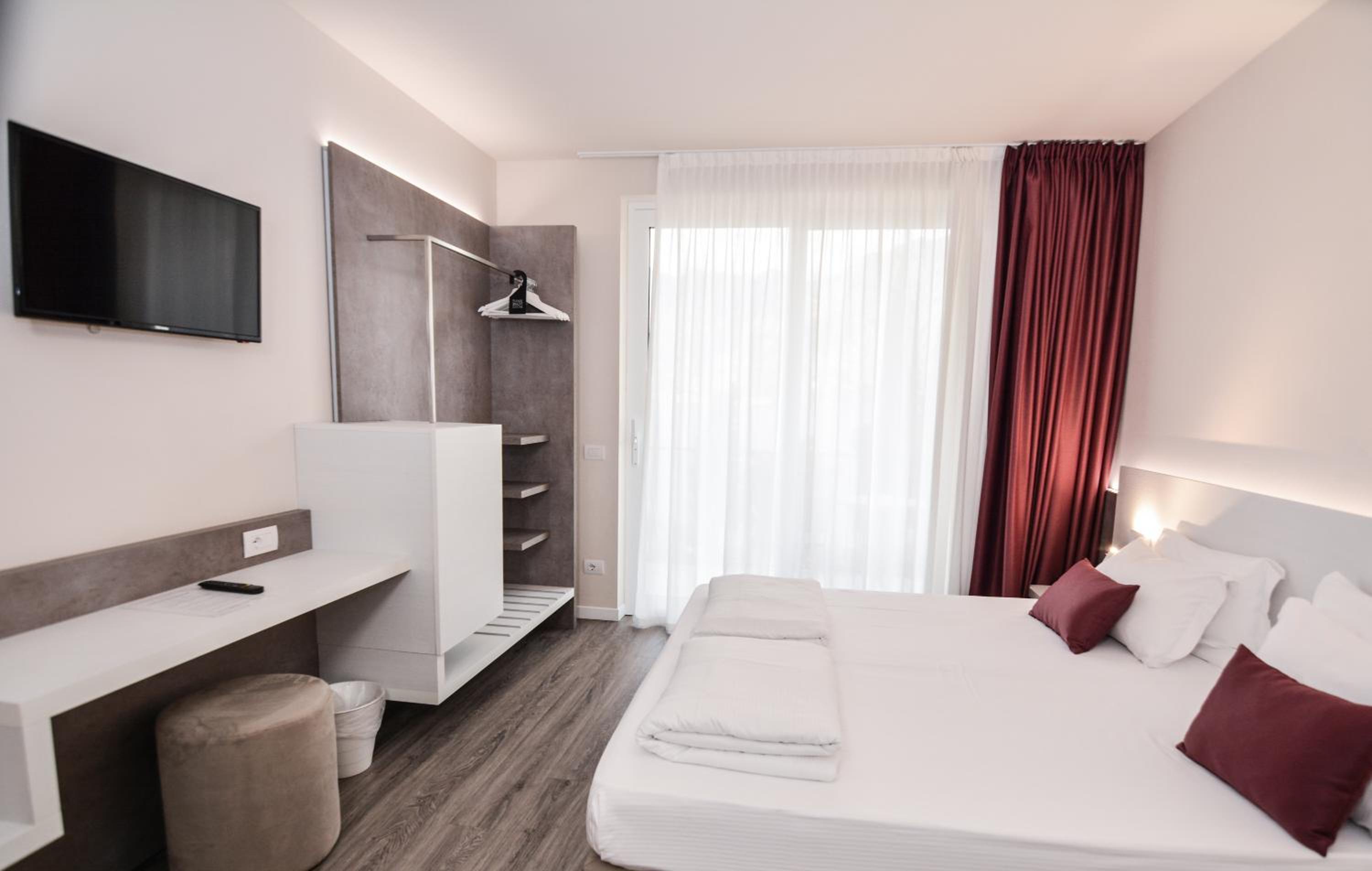Superior Double or Twin Room with Terrace and Lake View