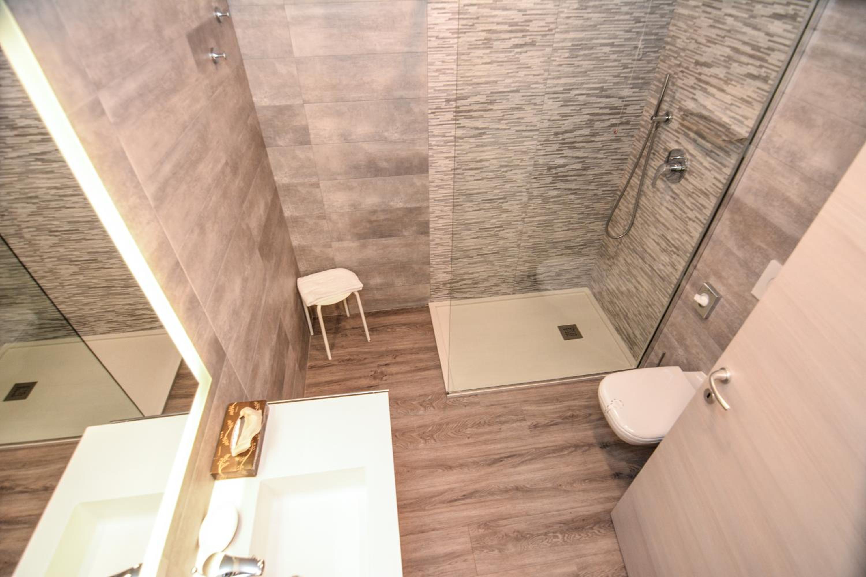 Superior Double or Twin Room with Terrace and Lake View photo 3