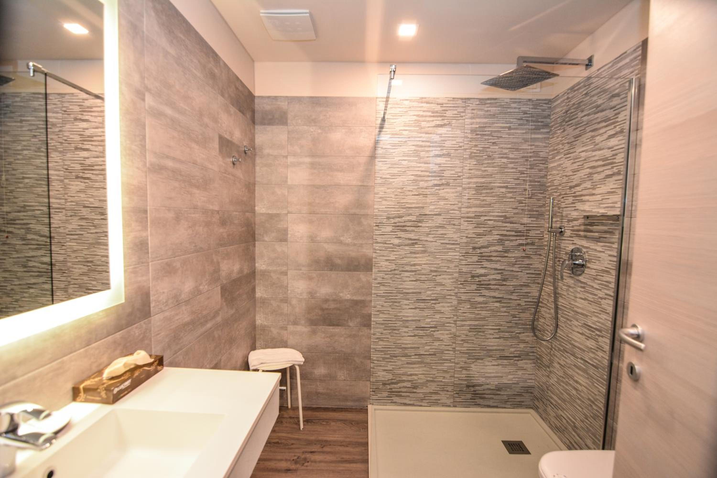 Superior Double or Twin Room with Terrace and Lake View photo 2