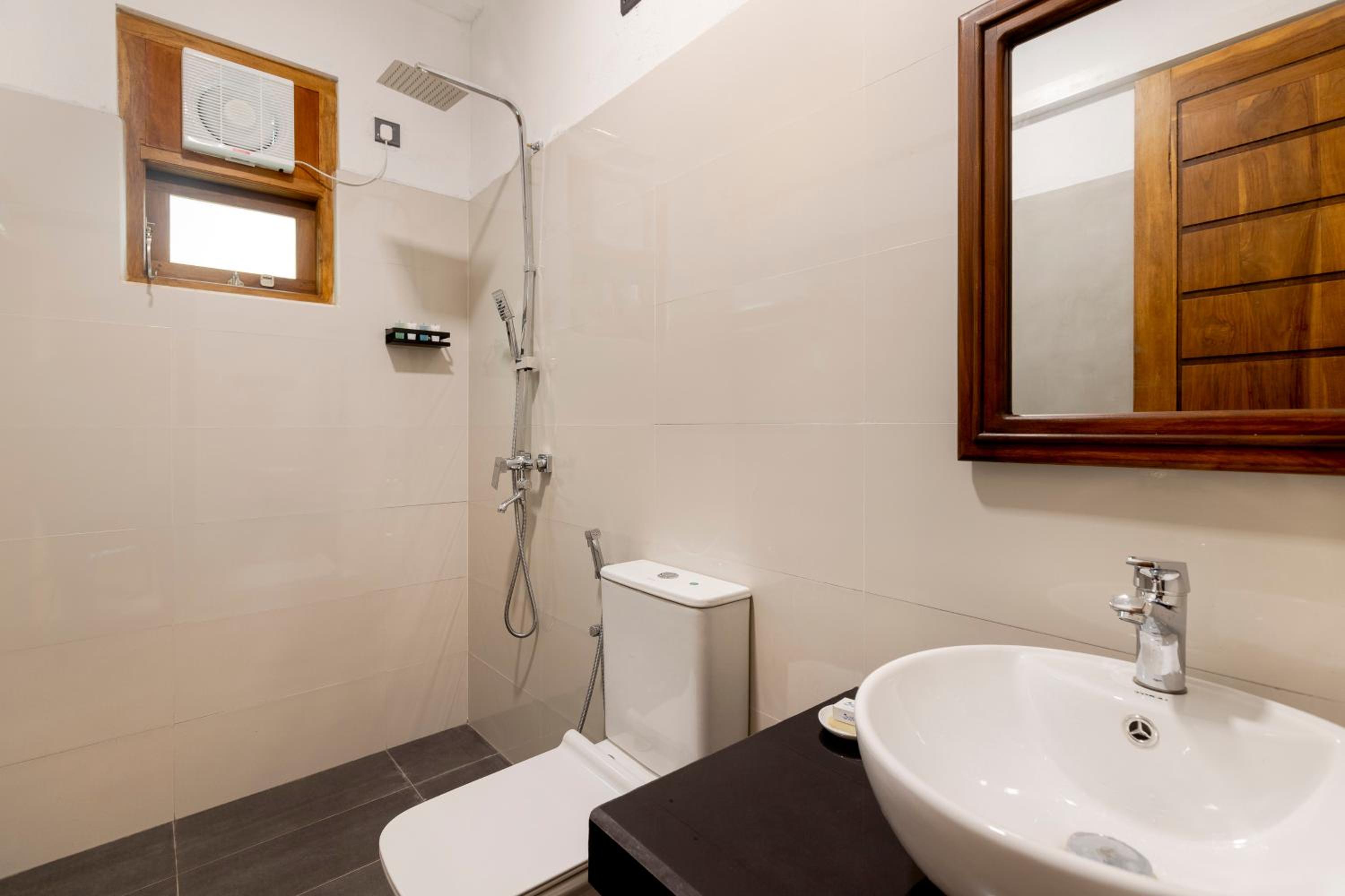 Deluxe King Room - Photo 8