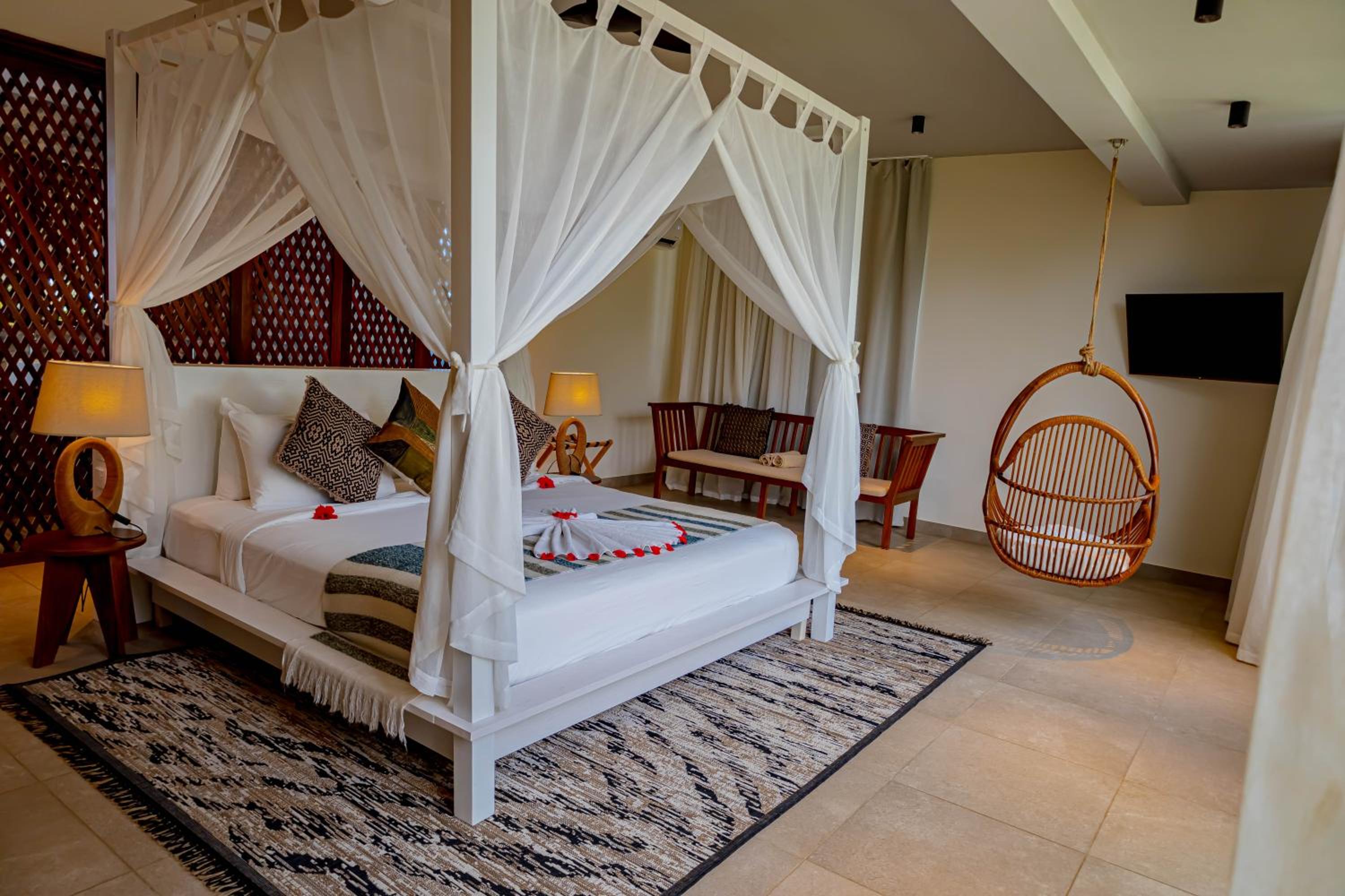 Suite with Hot Tub - Photo 3