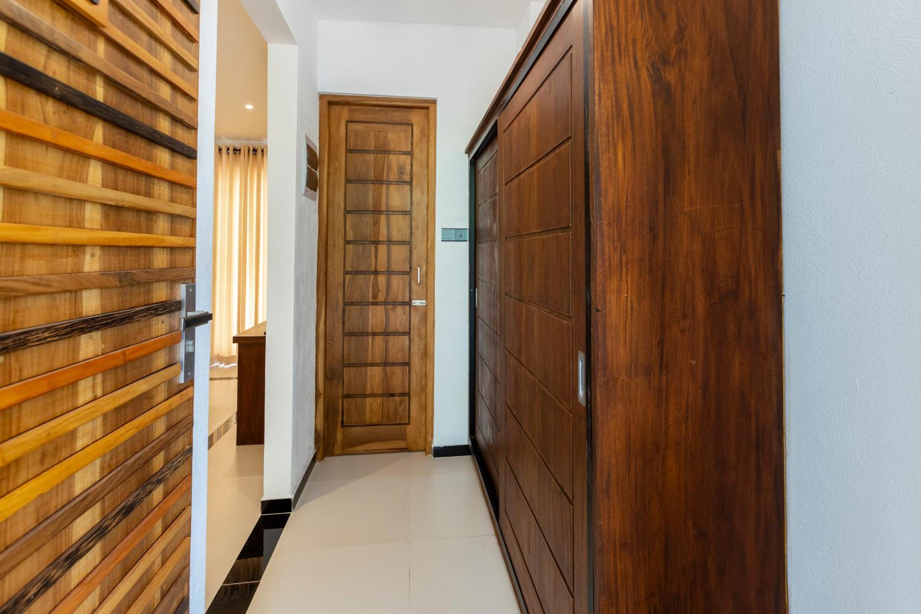 Deluxe King Room - Photo 2