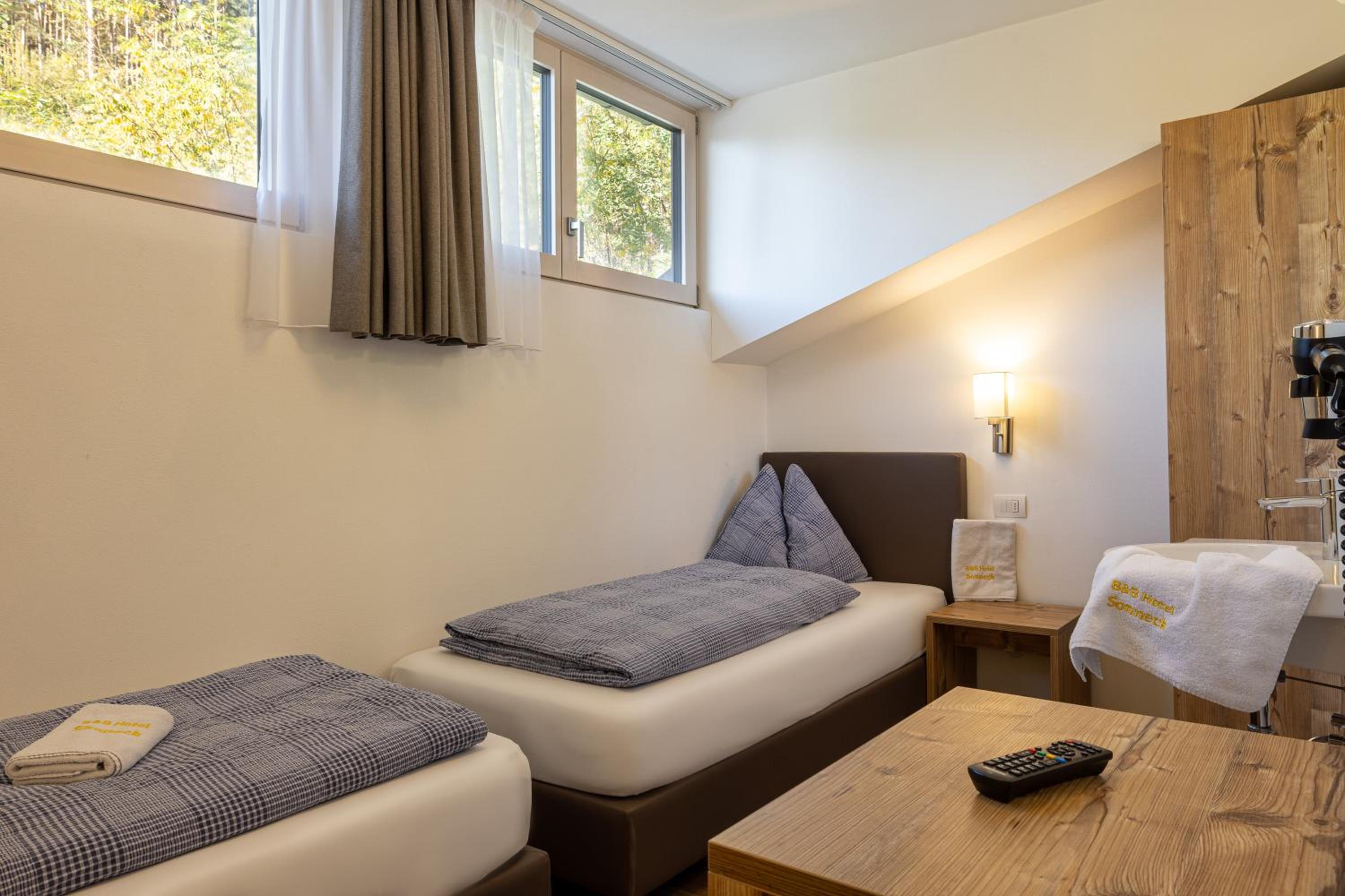Small Twin Room - Photo 1