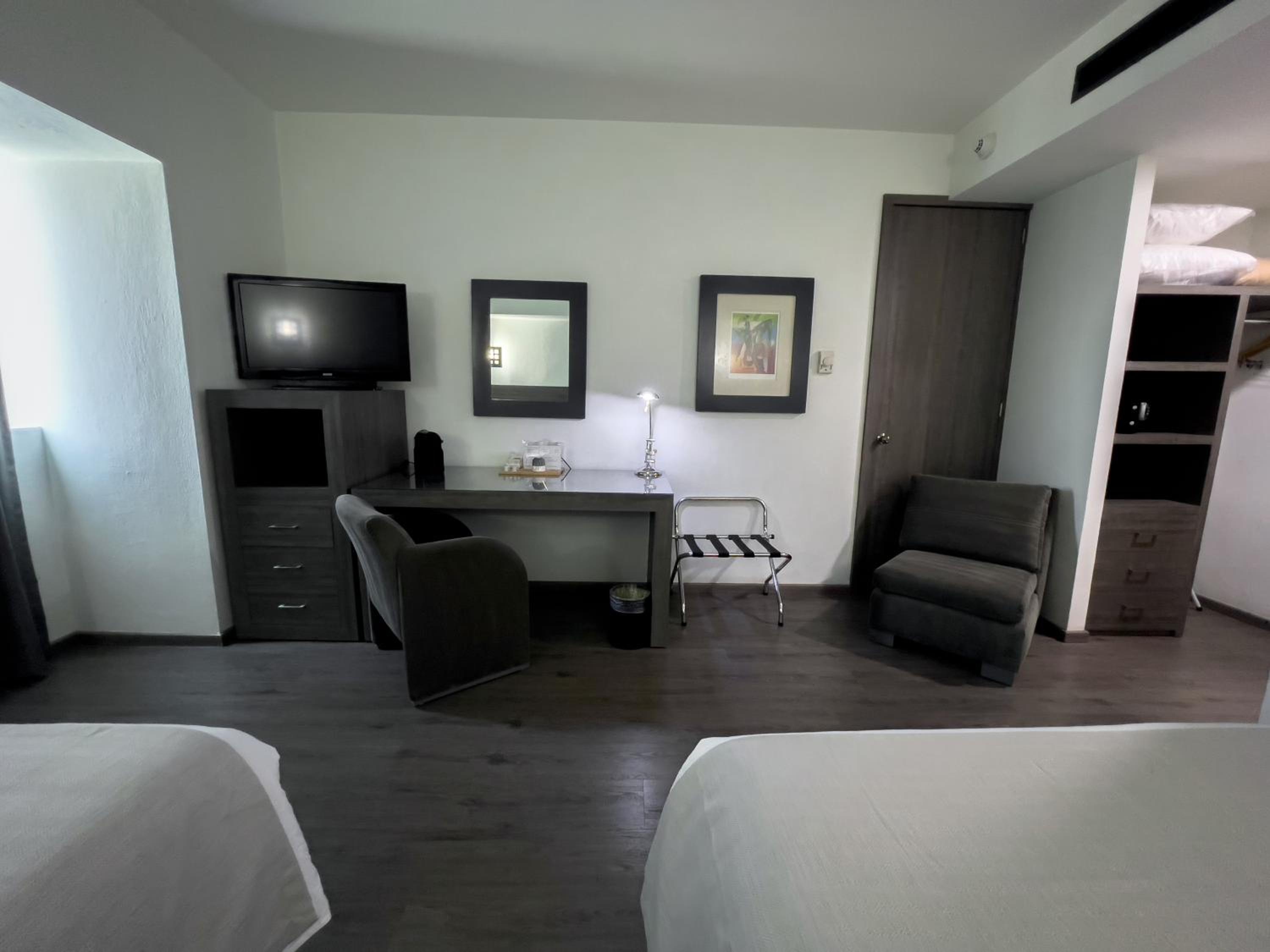 Double Room with Two Double Beds with Internal View - Photo 10
