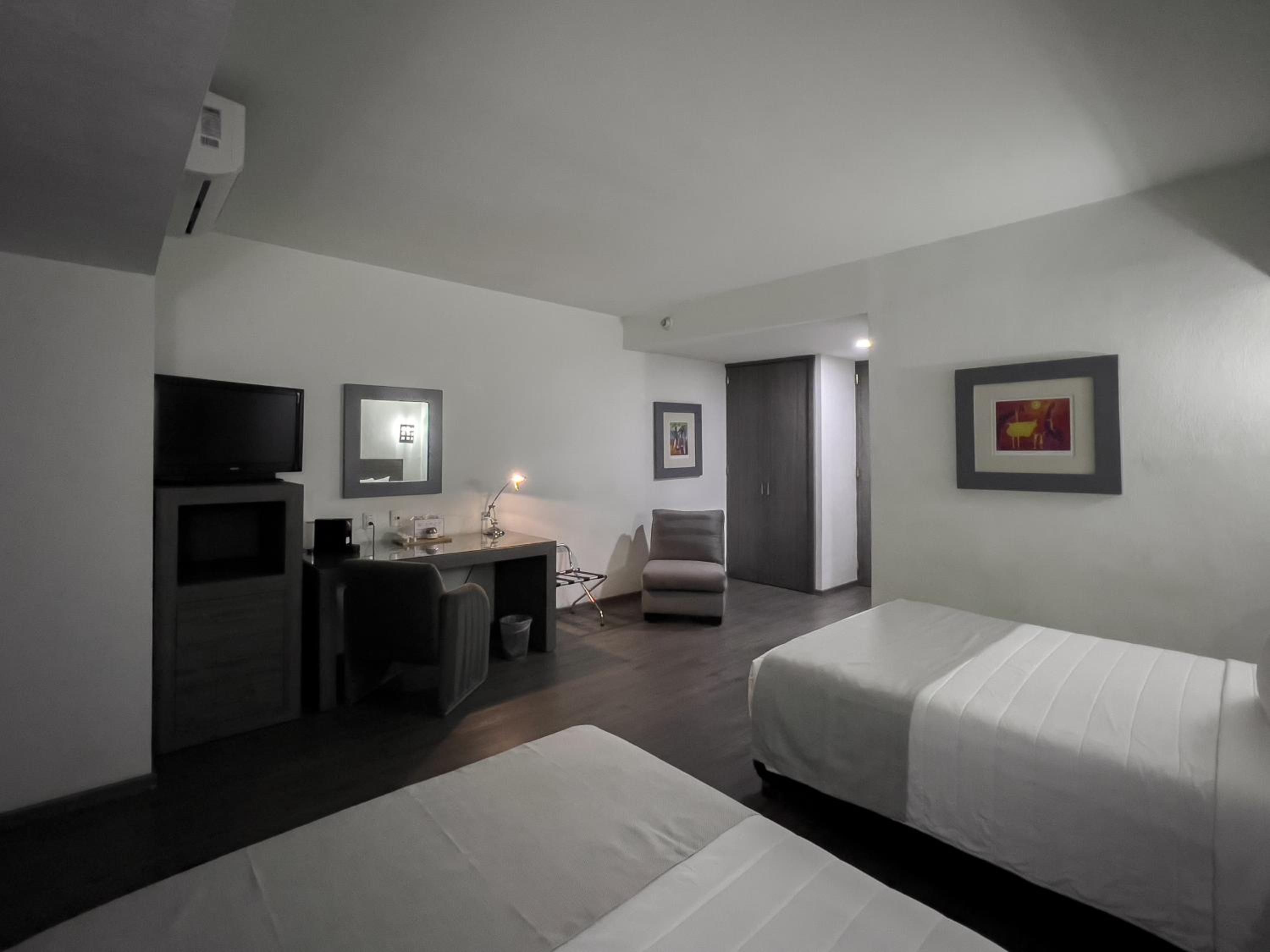 Double Room with Two Double Beds with Internal View - Photo 11