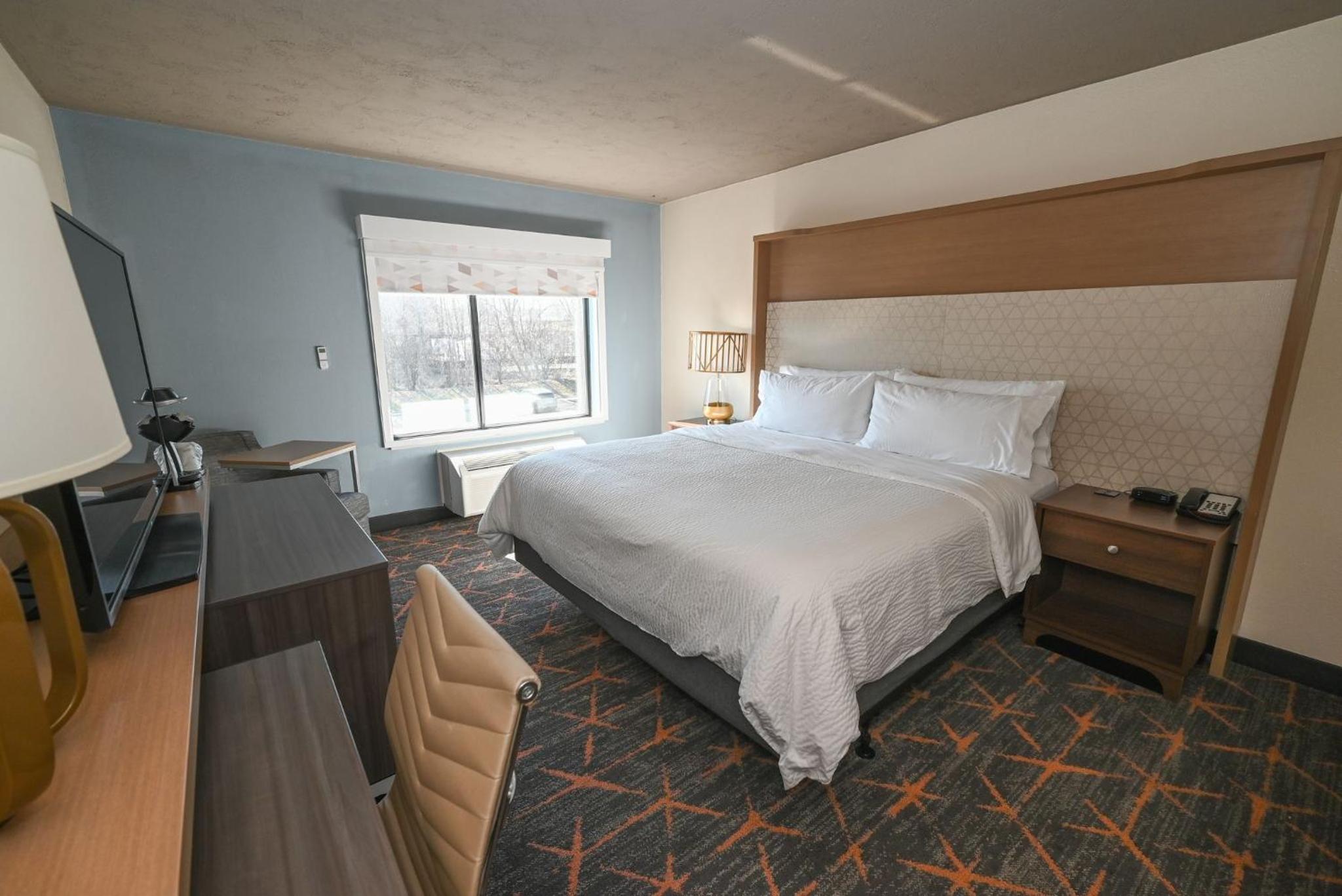 Standard King Room - Photo 7