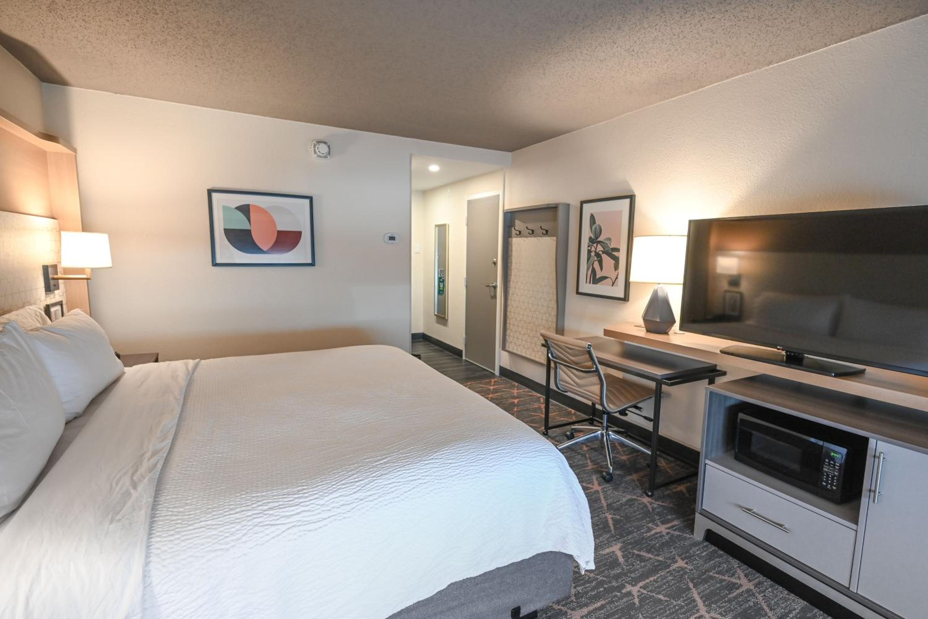 Standard King Room - Photo 9