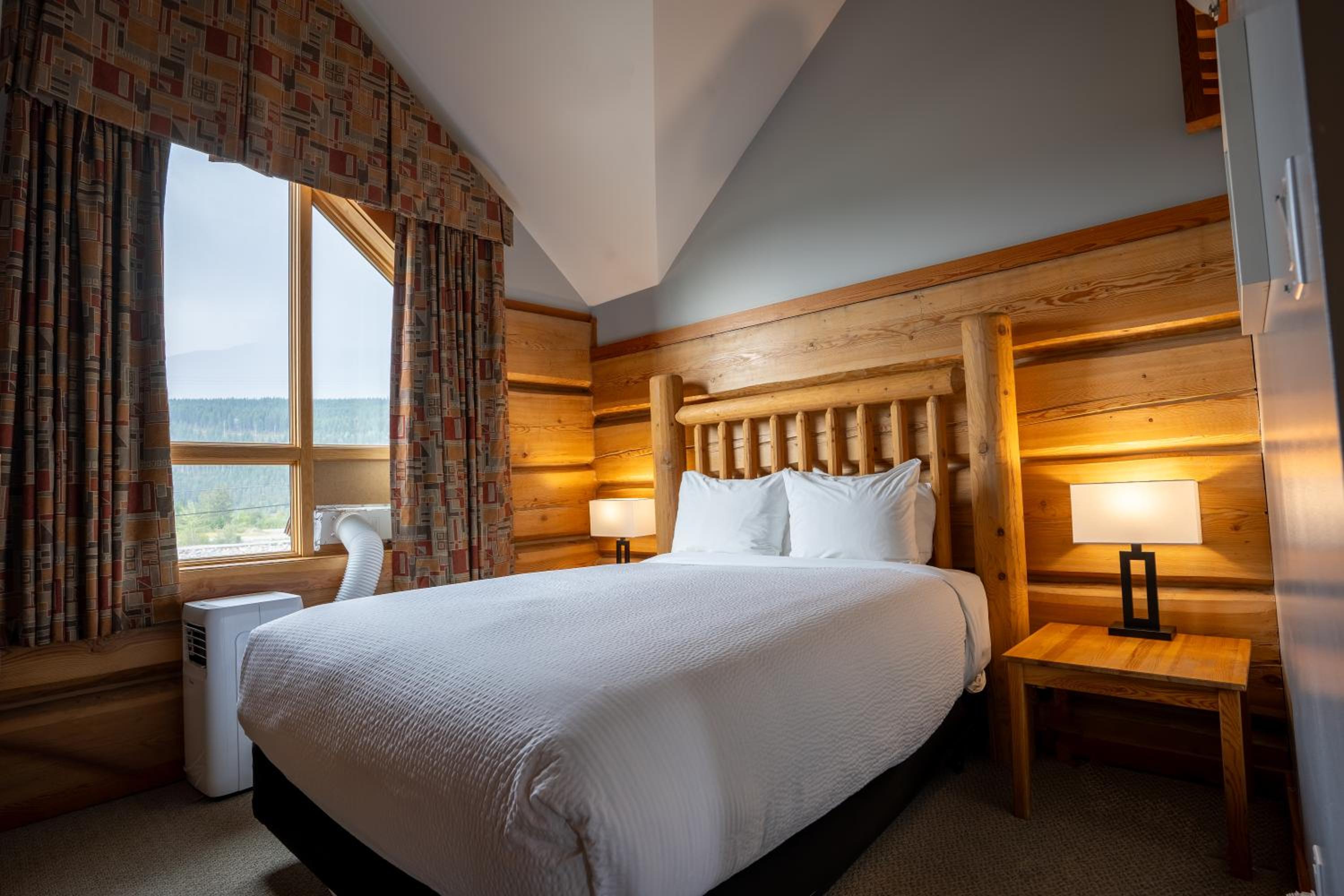 Queen Loft with Two Single Beds photo 3