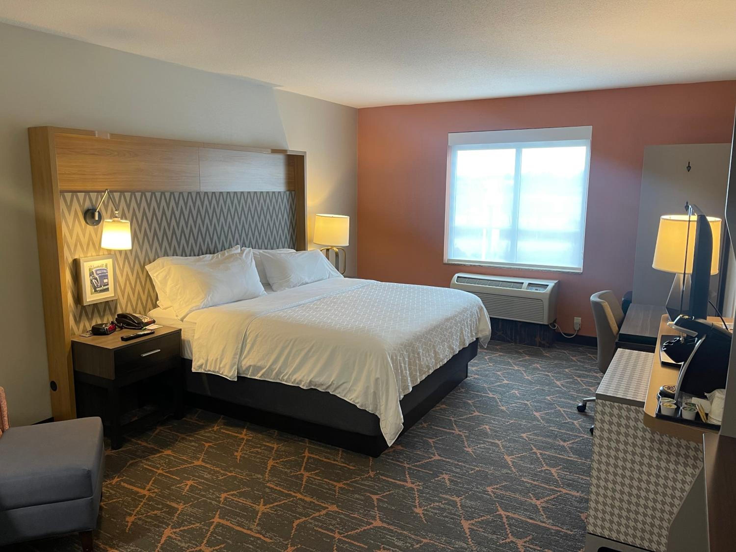 Standard King Room With Mobility Accessible Tub