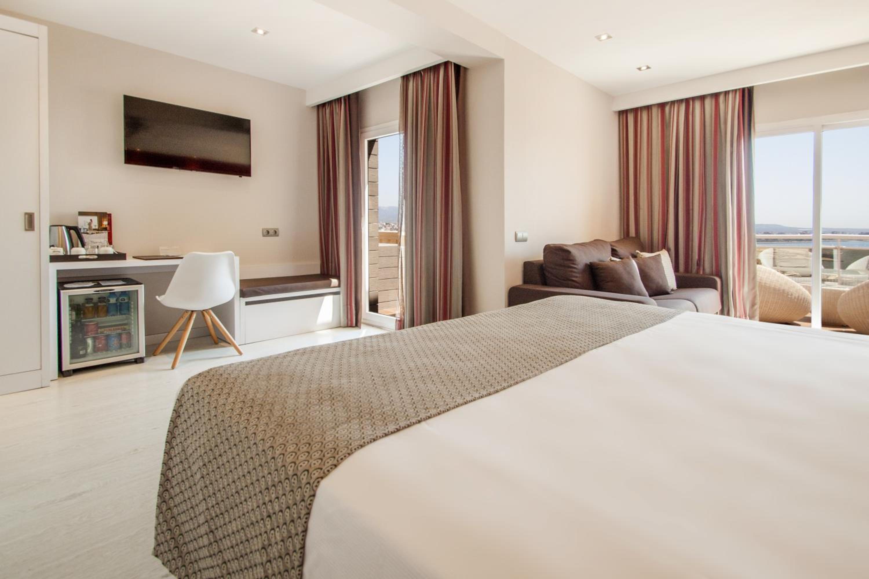 Junior Suite with Private Pool and Sea View - Photo 5
