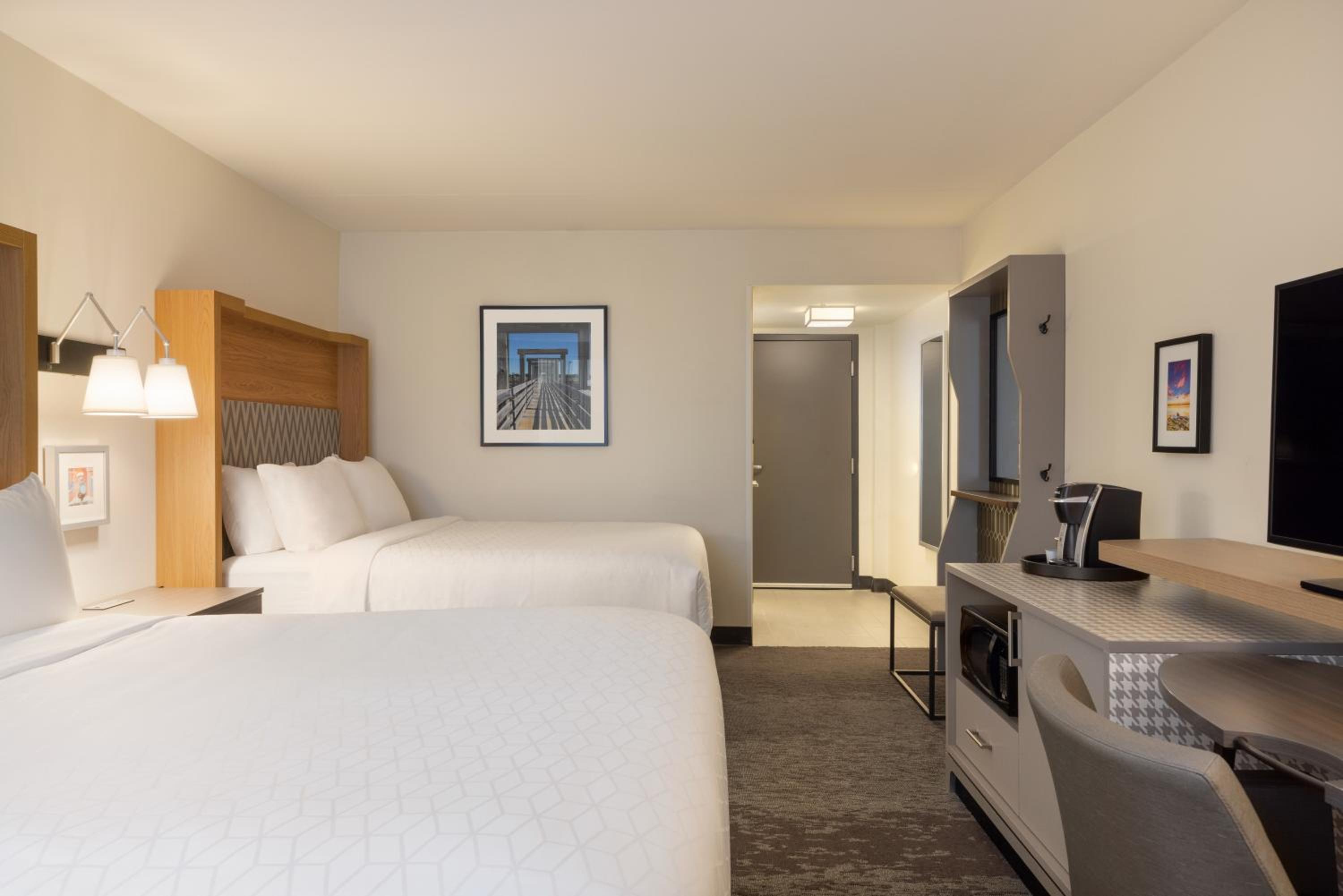 Queen Room with Two Queen Beds - Photo 2
