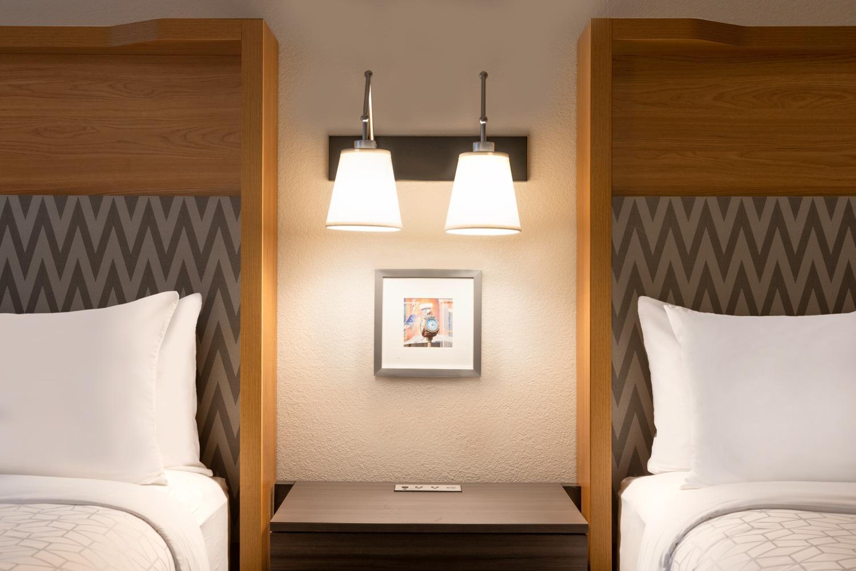 Queen Room with Two Queen Beds - Photo 3