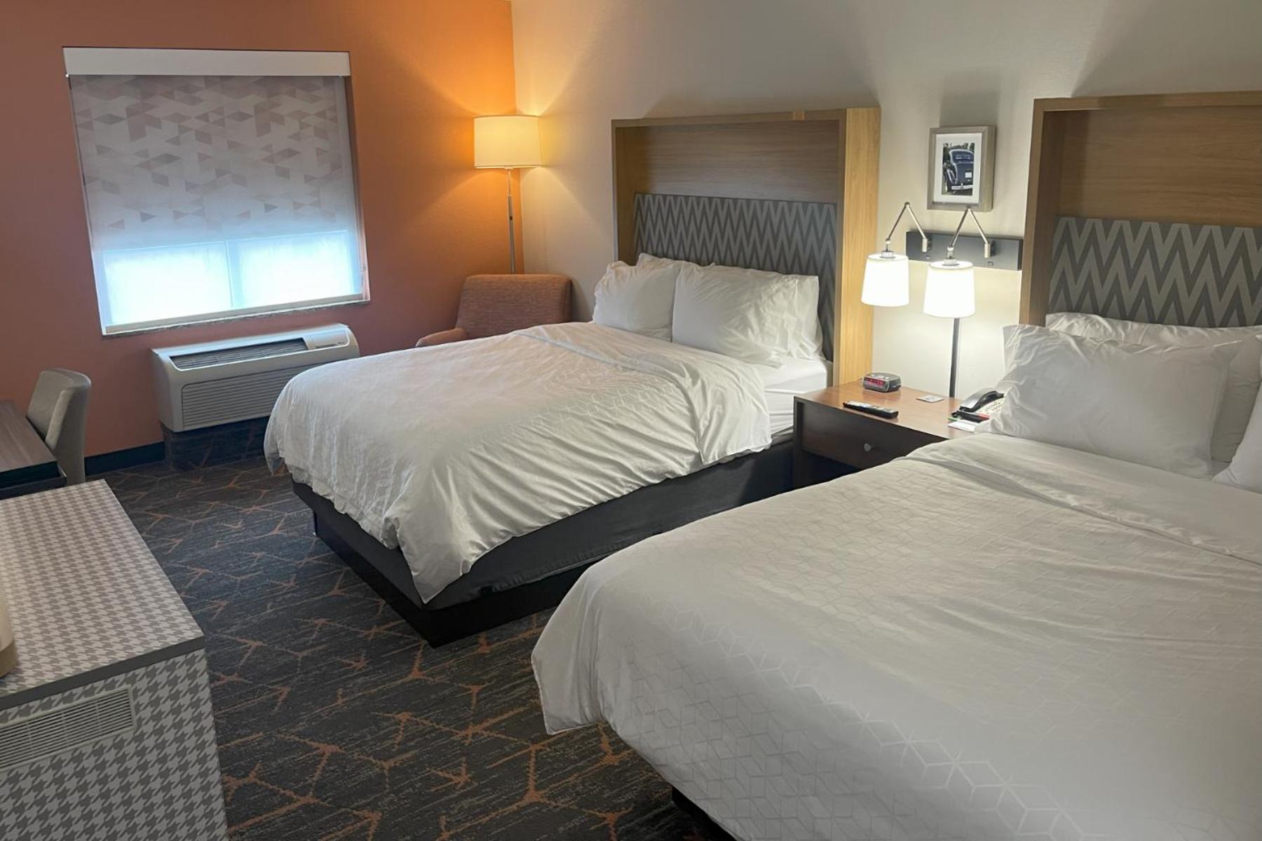 Standard Room With Two Queen Beds - Photo 8